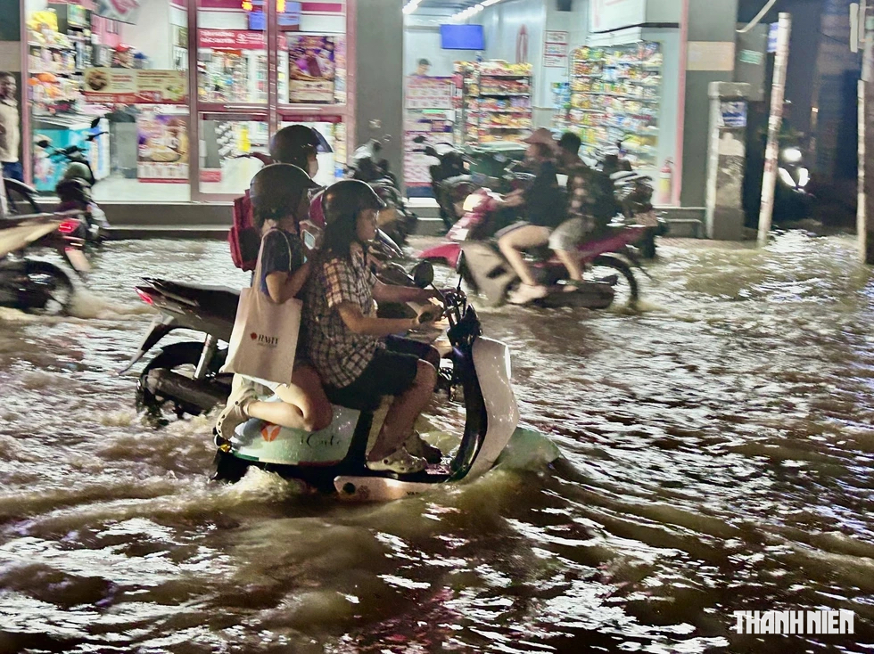 Kh&ocirc;ng mưa, triều cường biến đường TP.HCM th&agrave;nh s&ocirc;ng giữa giờ tan tầm- Ảnh 2.