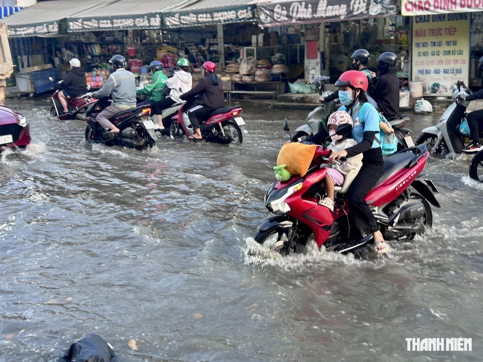 Kh&ocirc;ng mưa, triều cường biến đường TP.HCM th&agrave;nh s&ocirc;ng giữa giờ tan tầm- Ảnh 3.