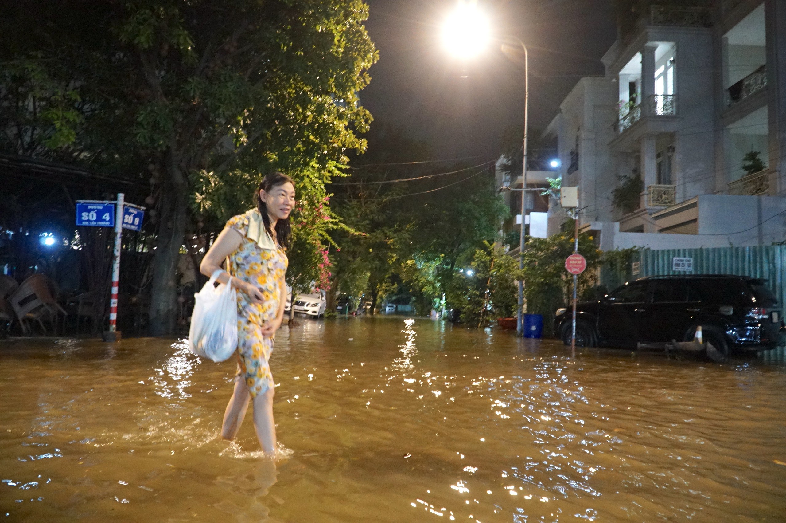 Nhiều khu dân cư cao cấp ở TP.HCM bị nước bao vây vì triều cường - Ảnh 9.