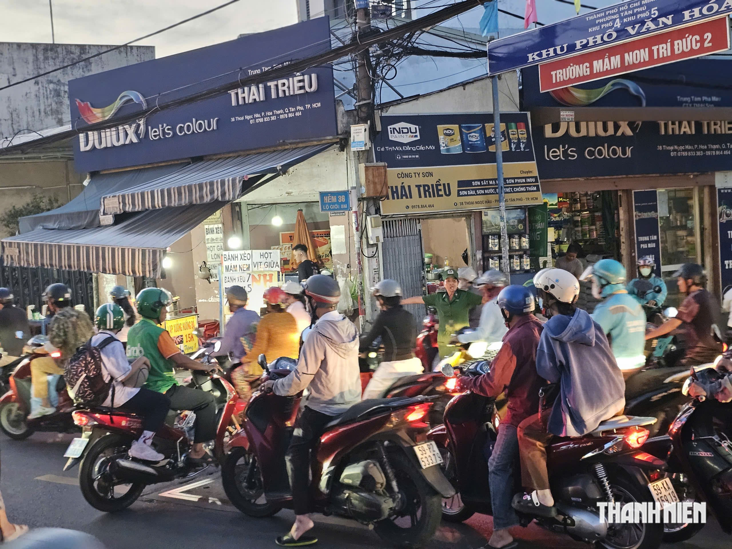 Vì sao cổng trường ở TP.HCM vẫn kẹt cứng dù có lực lượng phân luồng?- Ảnh 5.