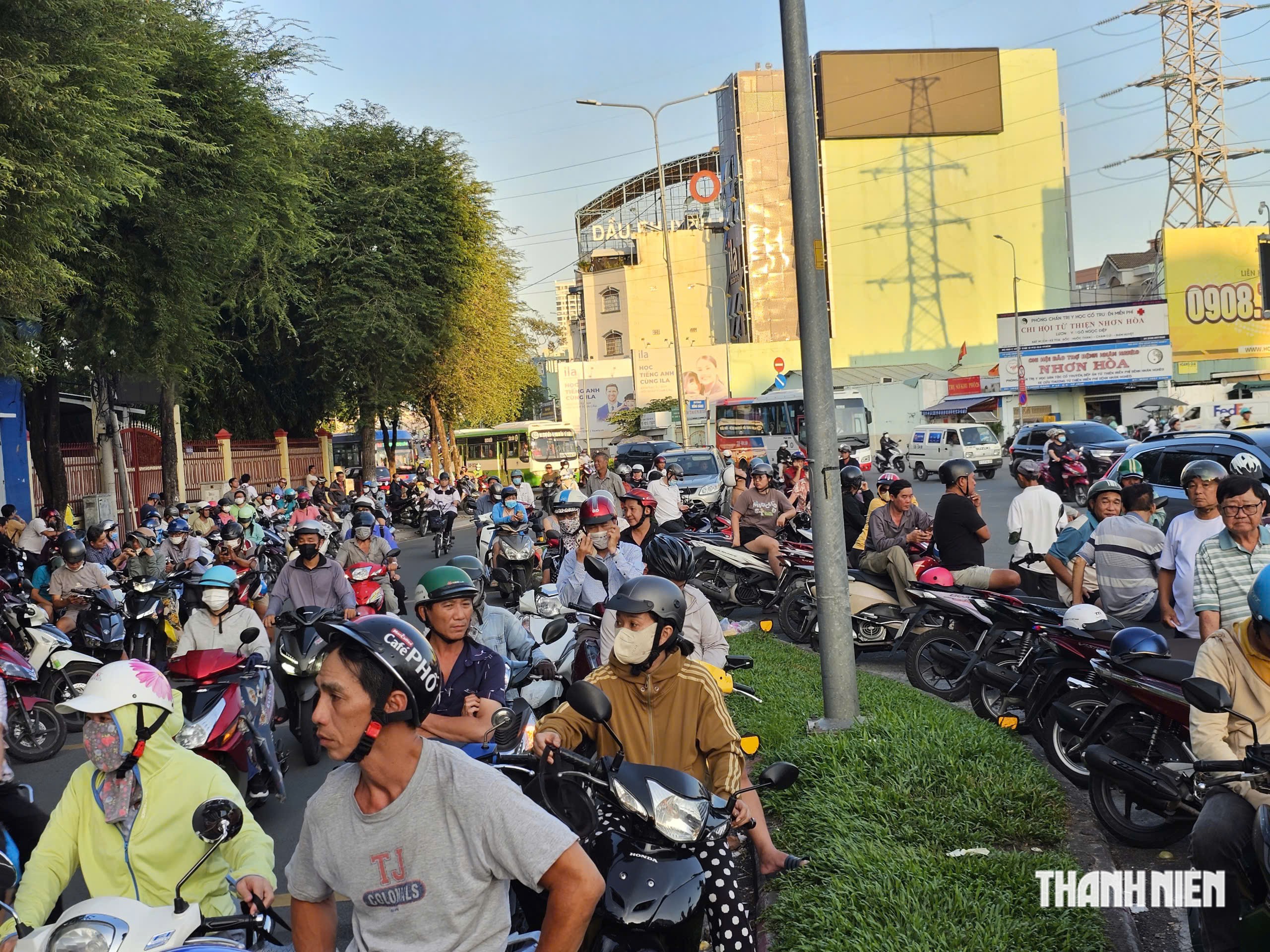 Vì sao cổng trường ở TP.HCM vẫn kẹt cứng dù có lực lượng phân luồng?- Ảnh 4.