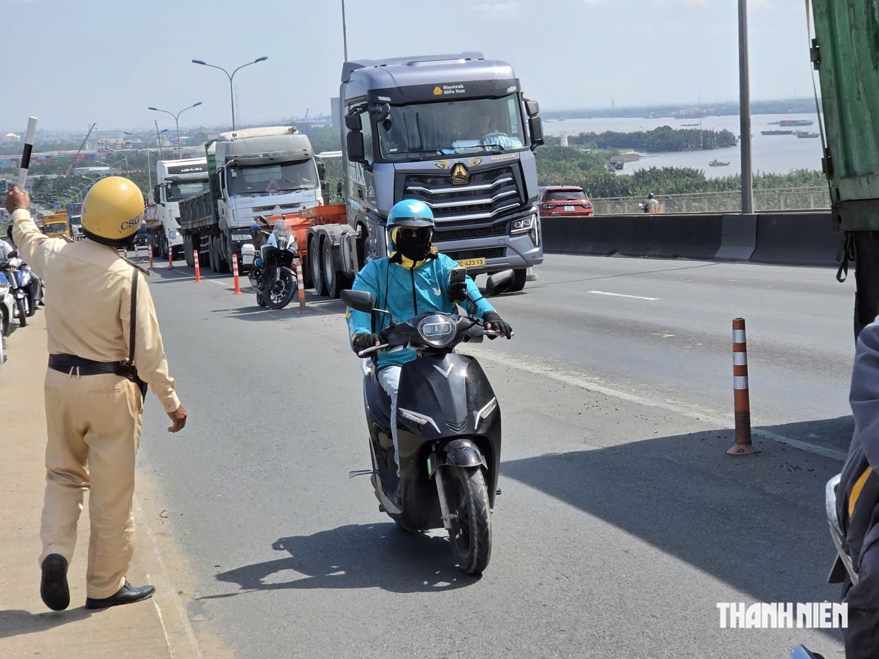 Cầu Phú Mỹ bắt đầu sửa khe co giãn: Ô tô đi đường nào tránh ùn tắc? - Ảnh 1.