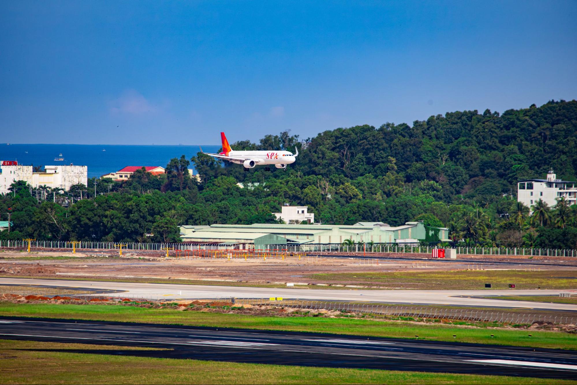Toàn cảnh đường băng 3.300m tại Phú Quốc đón chuyến bay đầu tiên sau thi công thần tốc - Ảnh 1.
