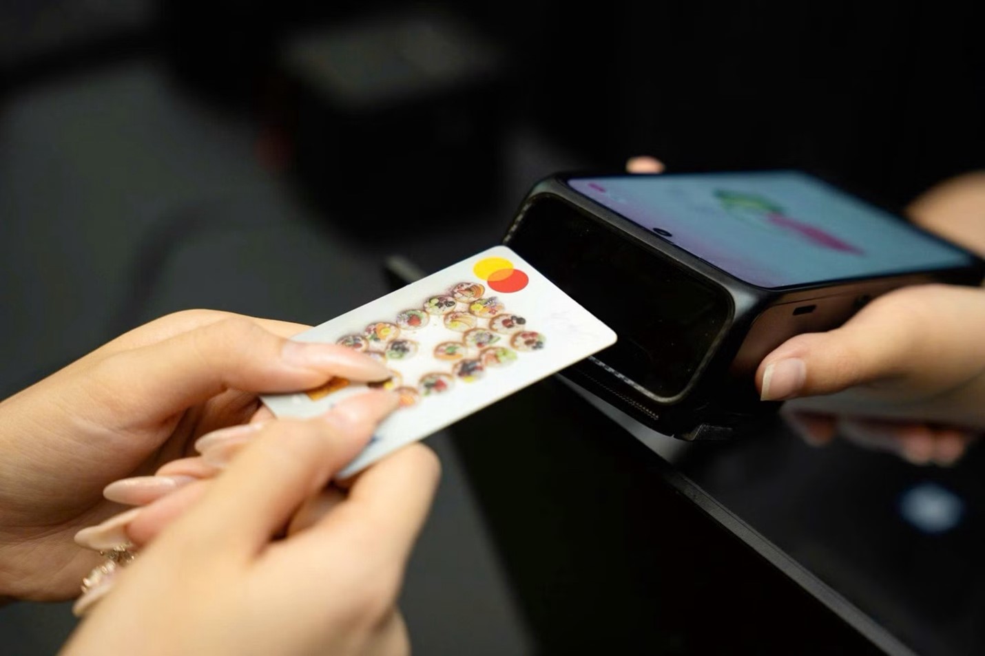 Keep Financial Card The bank card is highly sought after.