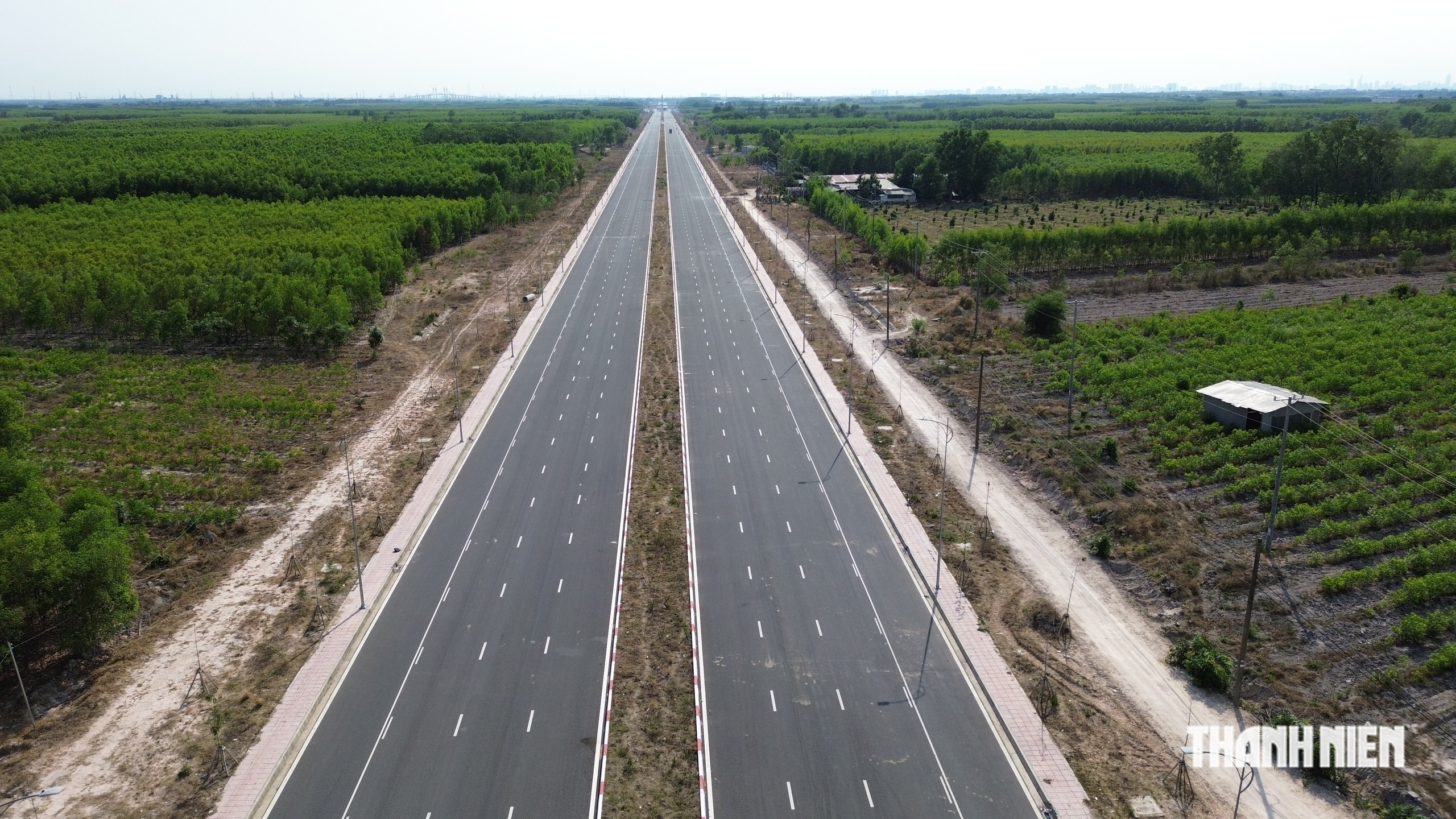 Đại lộ kết nối sân bay Long Thành: Phía Tây gần xong, phía Đông đã thành hình - Ảnh 2.