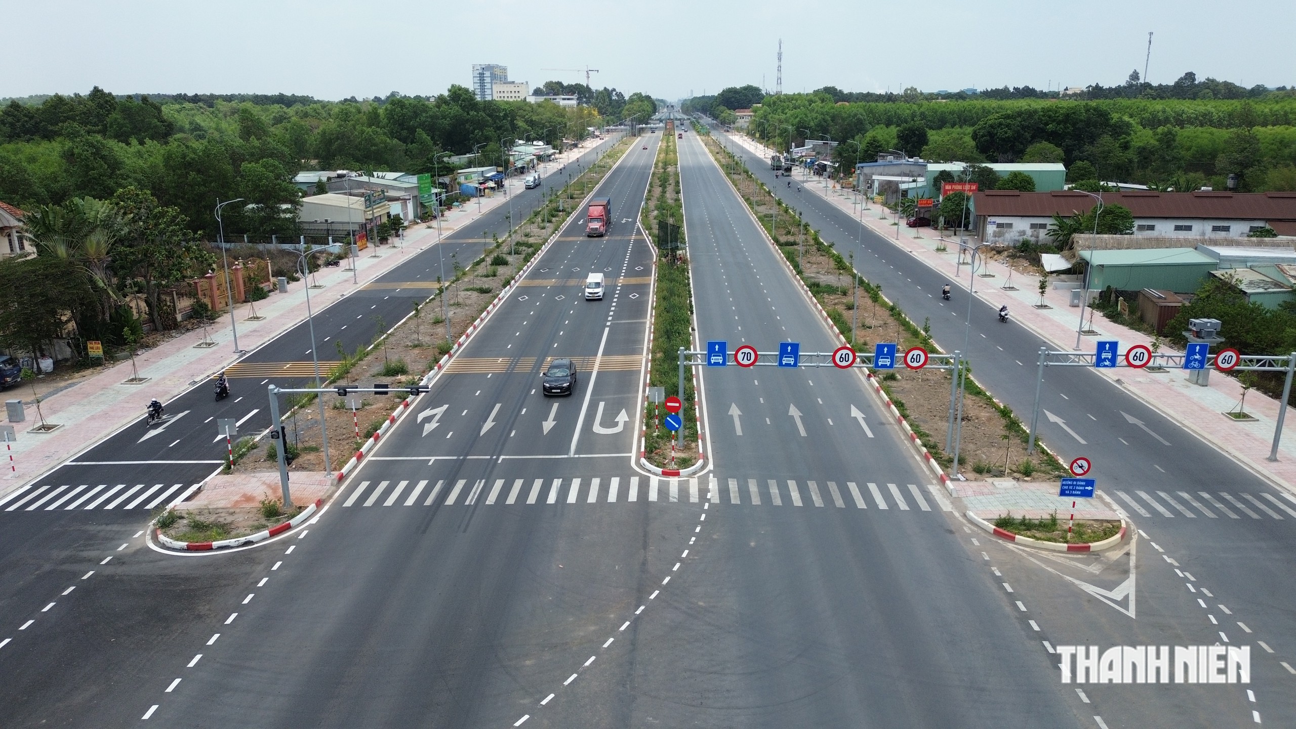 Đại lộ kết nối sân bay Long Thành: Phía Tây gần xong, phía Đông đã thành hình - Ảnh 1.