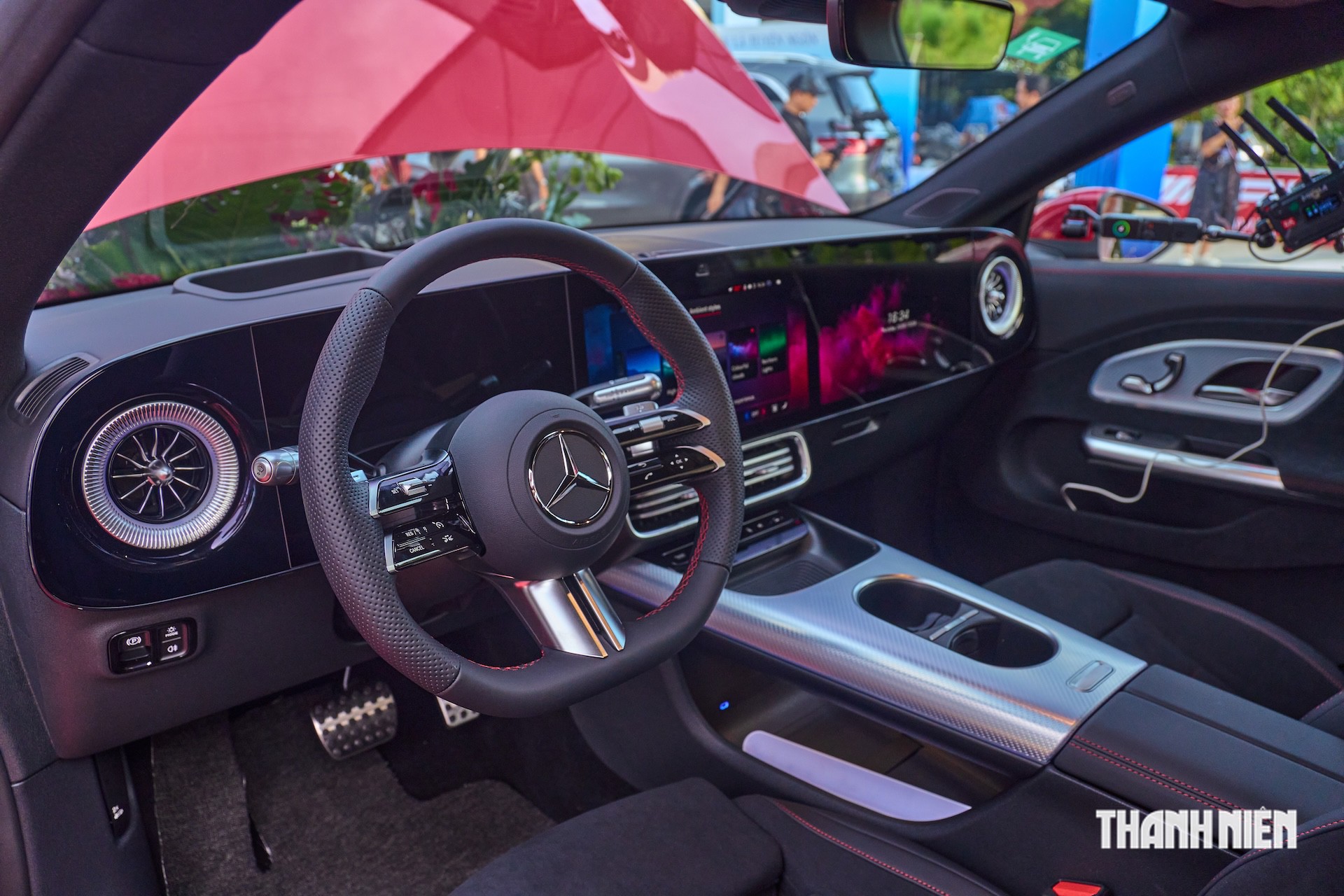 Loạt xe sang Mercedes vừa tr&igrave;nh l&agrave;ng tại Việt Nam c&oacute; g&igrave; g&acirc;y t&ograve; m&ograve;? - Ảnh 4.