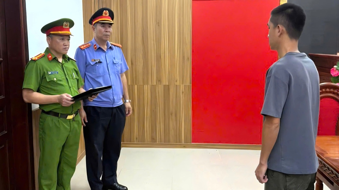 Khởi tố 2 bị can dùng thuyền chở đường lậu vượt sông Sê Pôn- Ảnh 1.