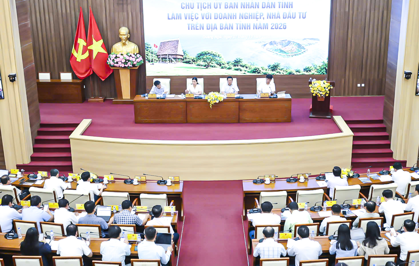 Chủ tịch UBND tỉnh Quảng Ngãi phê bình 17 chủ tịch UBND xã vì thiếu nghiêm túc trong dự hội nghị- Ảnh 1.
