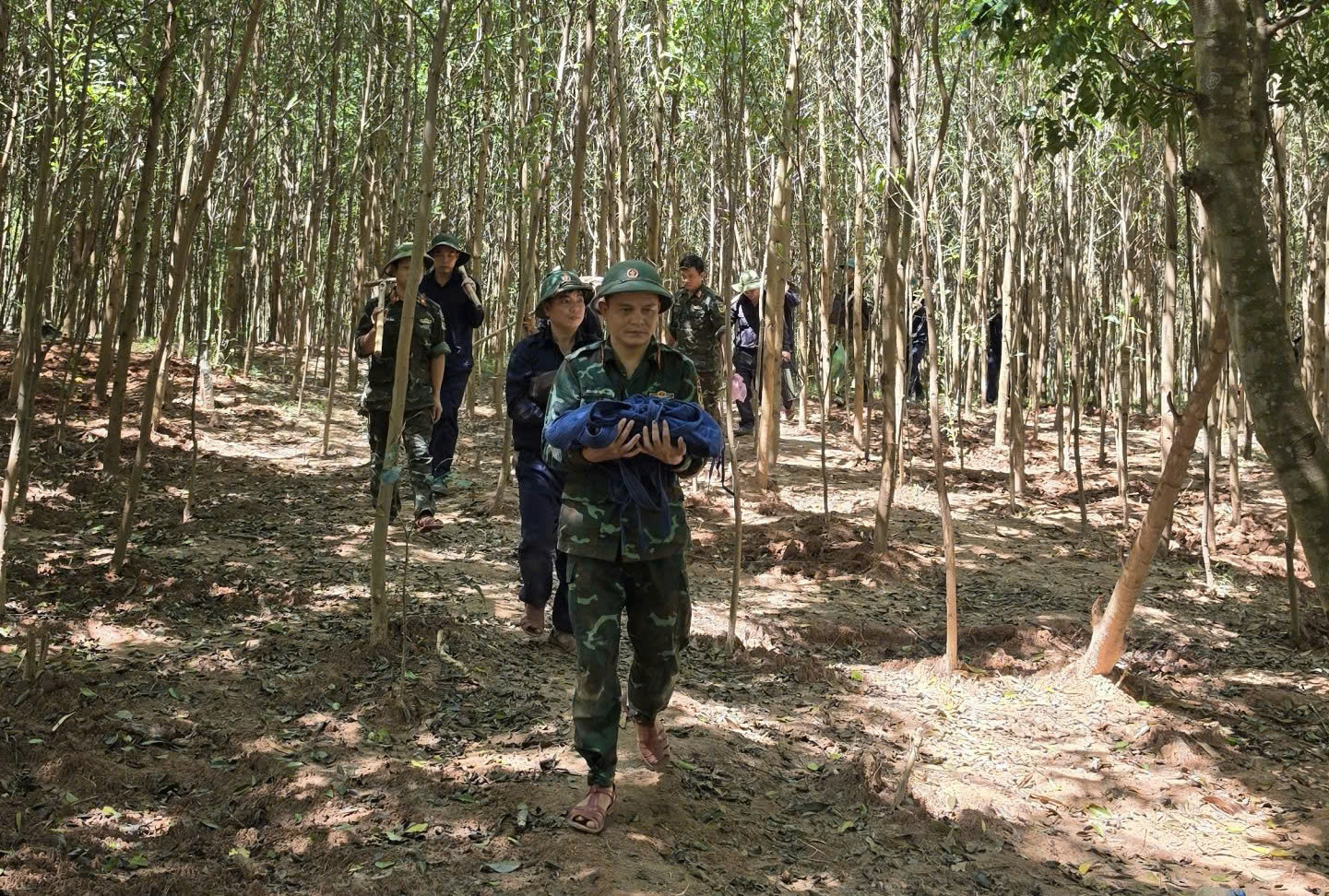 Phát hiện 3 hài cốt liệt sĩ với nhiều đoạn xương cùng hàng chục đinh đóng quan tài- Ảnh 2.