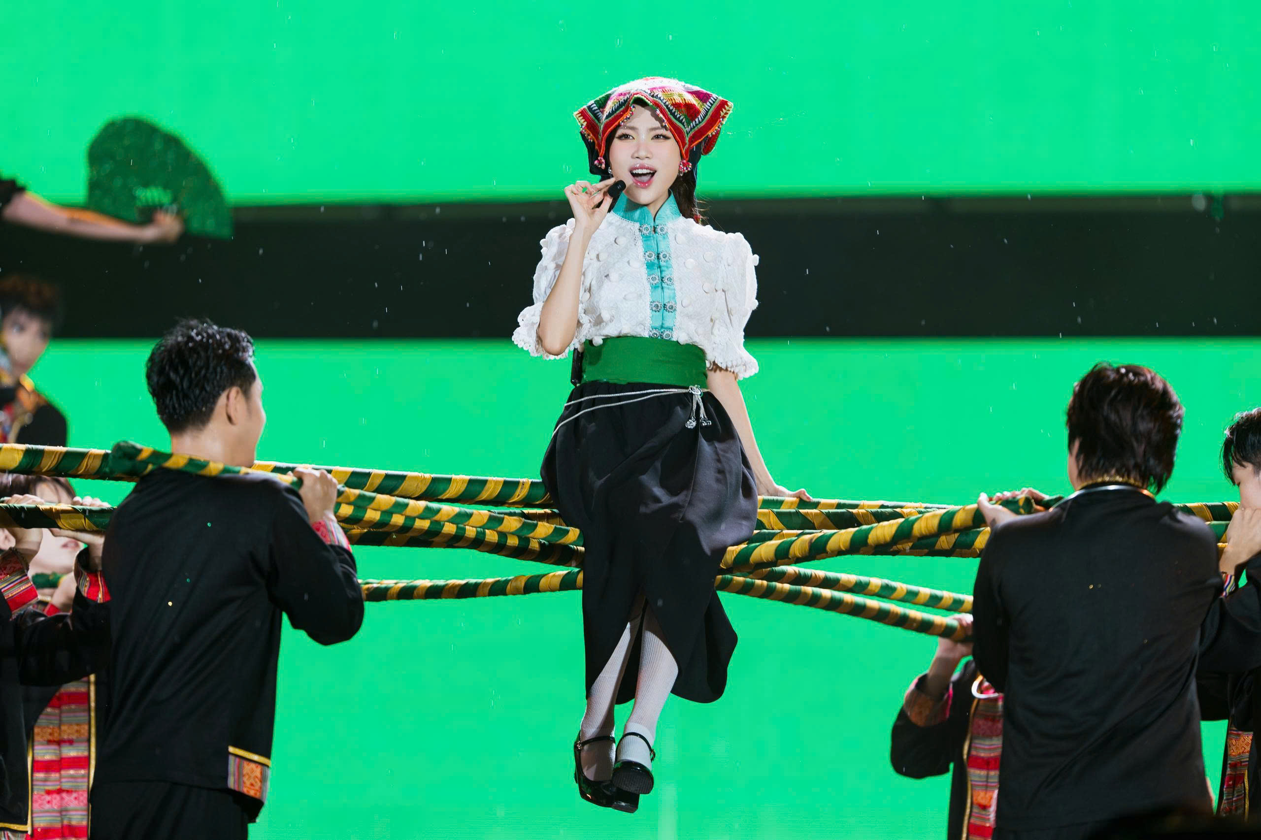 Phương Mỹ Chi làm đám cưới trên sân khấu - Ảnh 3.