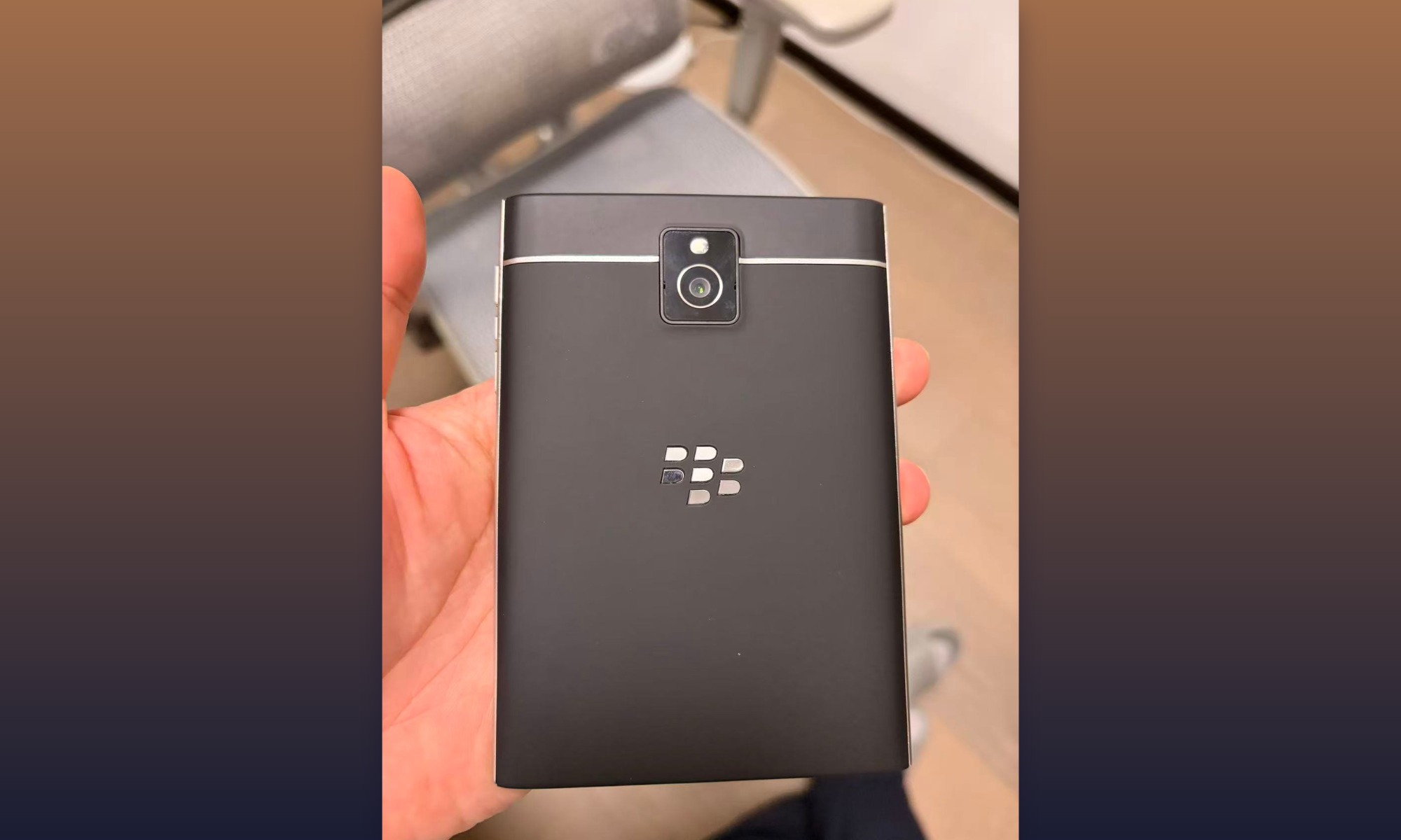 Chiếc BlackBerry huyền thoại bất ngờ trở lại với Android và RAM 12 GB - Ảnh 2.