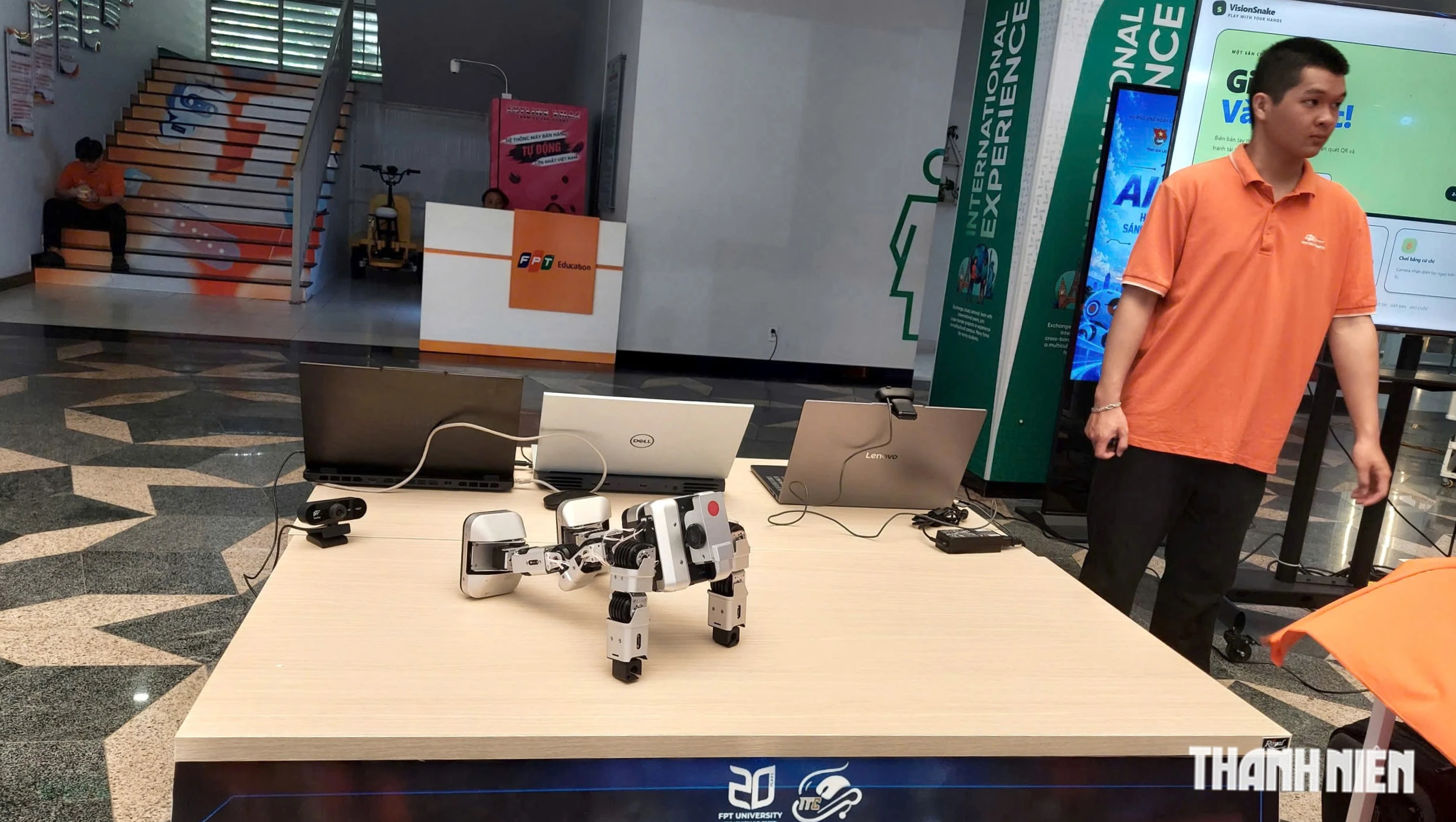 Xem robot h&iacute;t đất, đ&aacute;nh cờ v&agrave; vẽ tranh tại Gia Lai Youth HackAIthon 2026 - Ảnh 2.