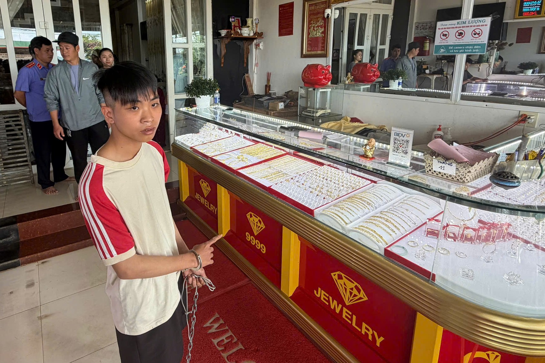 Cướp tiệm vàng rồi tìm đường tẩu thoát, bị bắt sau hơn 6 giờ - Ảnh 1.