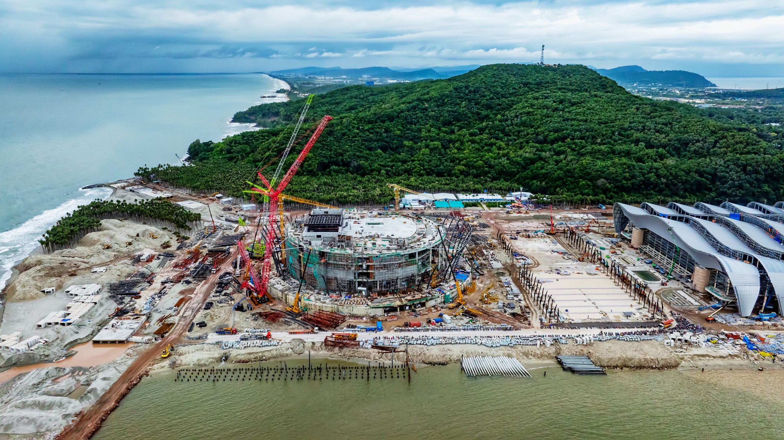 Hàng nghìn người thi công ngày đêm tại 'trái tim' phục vụ APEC 2027 ở Phú Quốc- Ảnh 10.