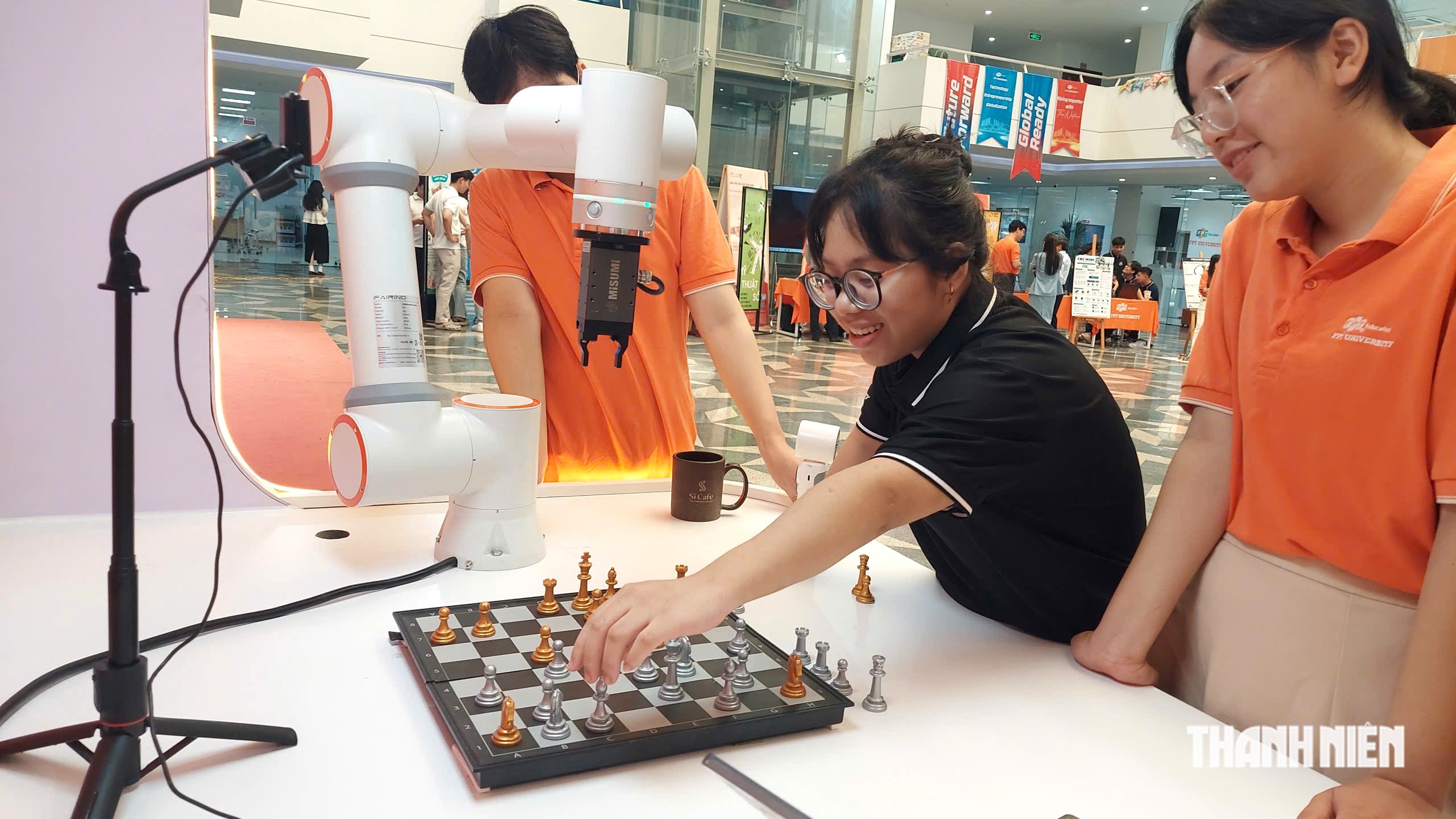 Xem robot h&iacute;t đất, đ&aacute;nh cờ v&agrave; vẽ tranh tại Gia Lai Youth HackAIthon 2026 - Ảnh 3.