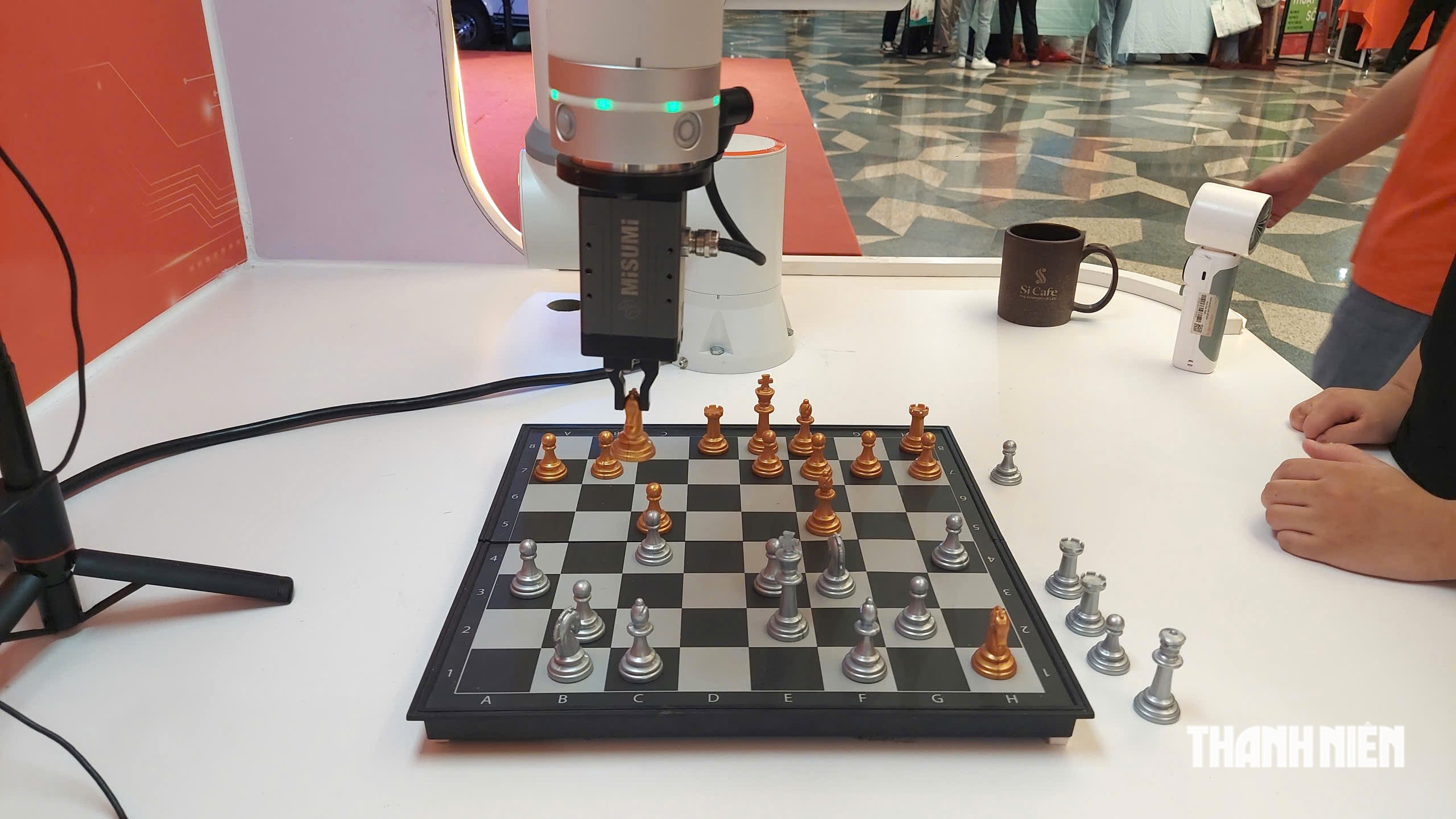 Xem robot h&iacute;t đất, đ&aacute;nh cờ v&agrave; vẽ tranh tại Gia Lai Youth HackAIthon 2026 - Ảnh 4.
