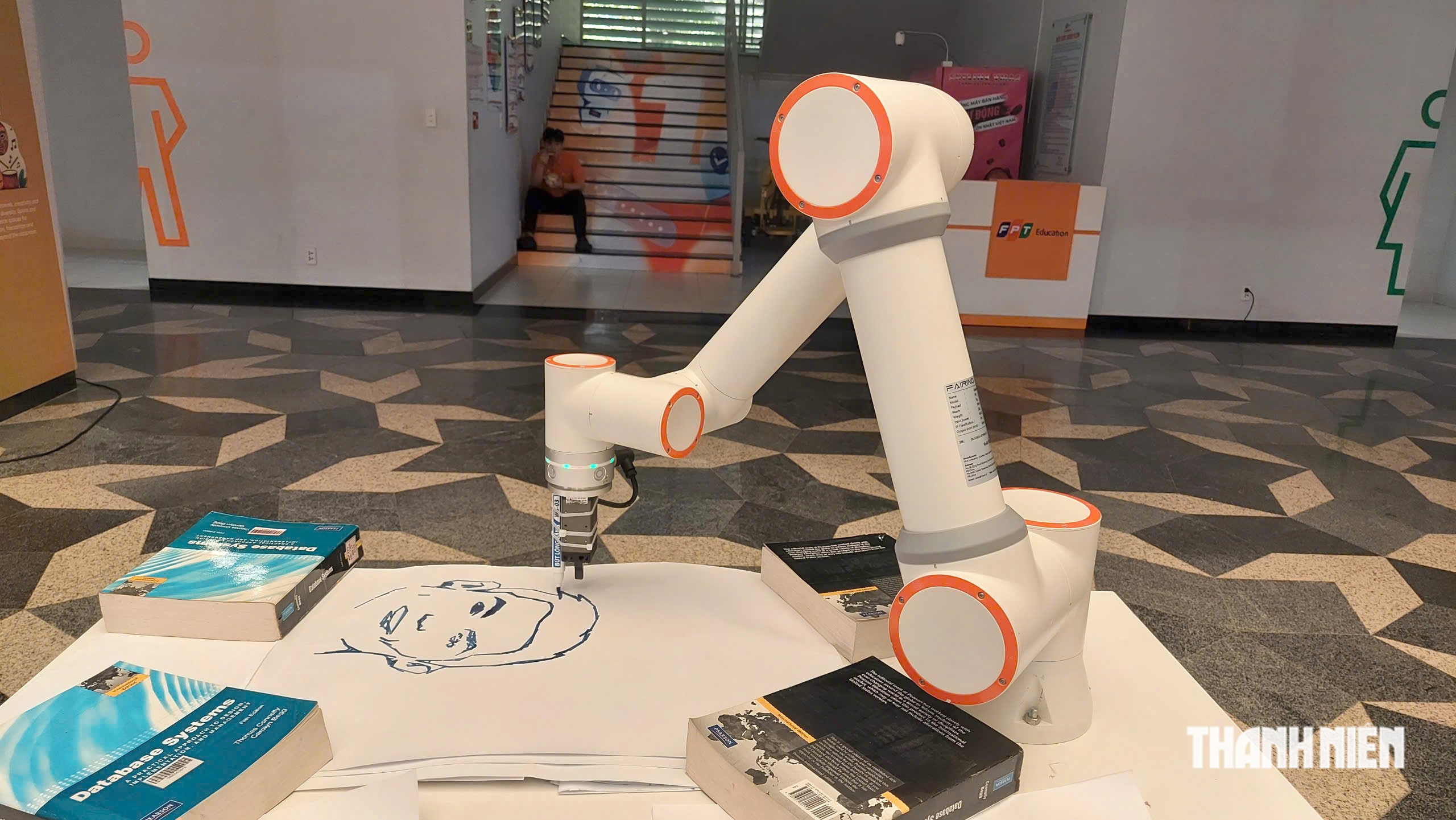 Xem robot h&iacute;t đất, đ&aacute;nh cờ v&agrave; vẽ tranh tại Gia Lai Youth HackAIthon 2026 - Ảnh 5.