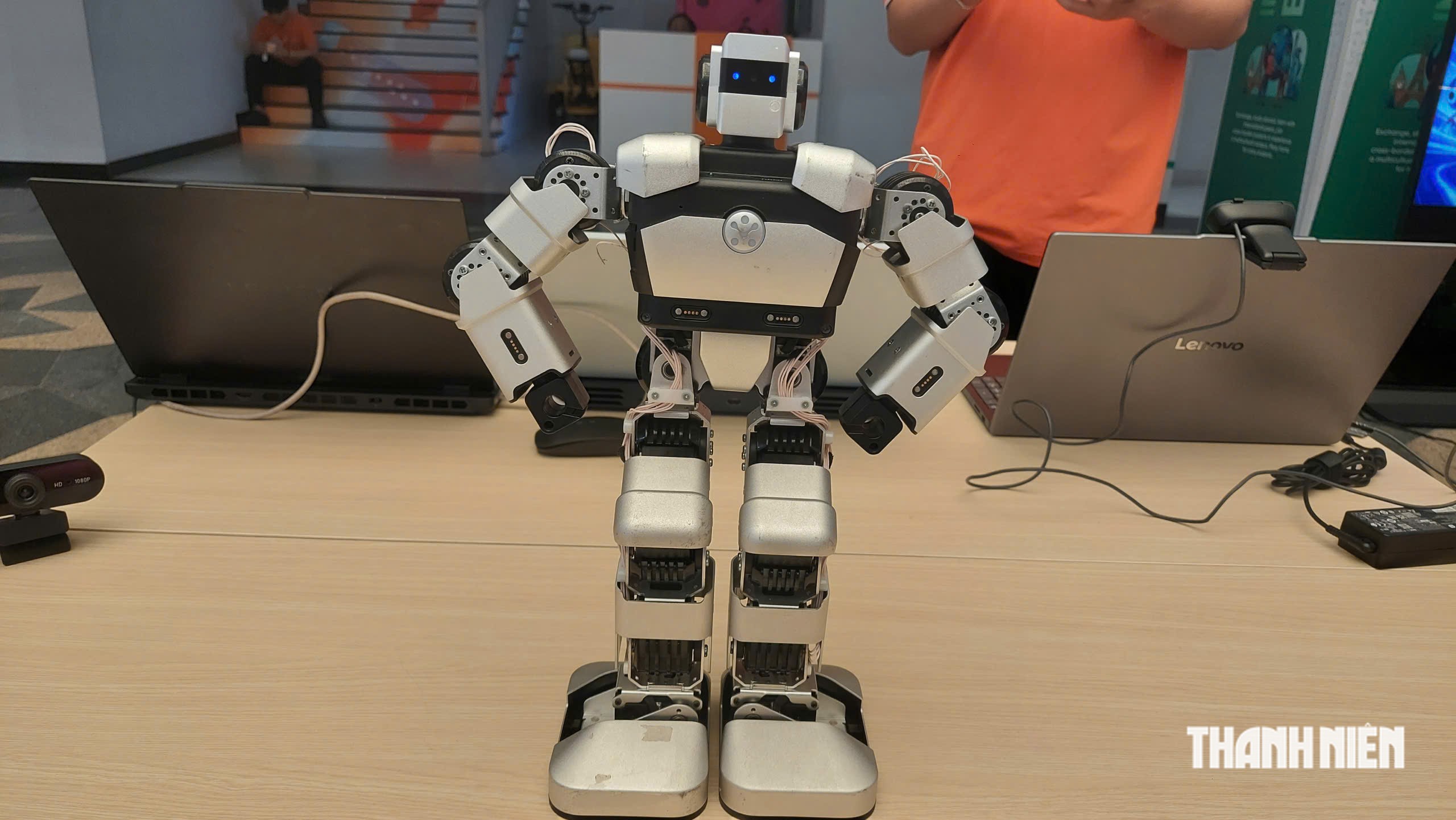 Xem robot h&iacute;t đất, đ&aacute;nh cờ v&agrave; vẽ tranh tại Gia Lai Youth HackAIthon 2026 - Ảnh 1.