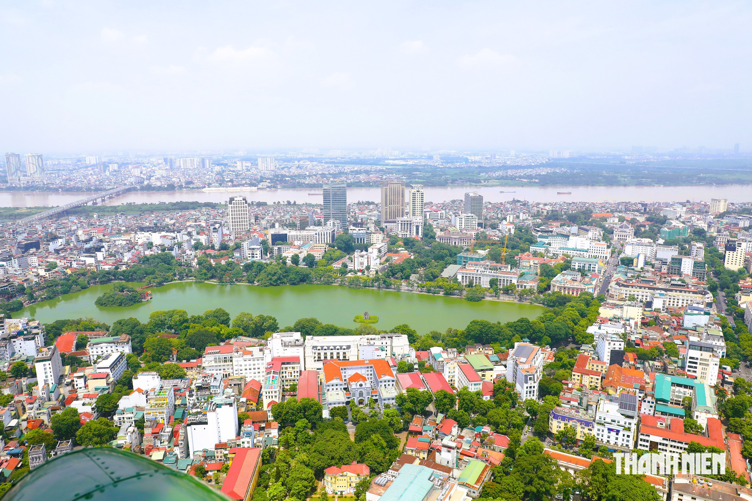 Hồ Gươm mùa thu đông nghẹt du khách - Ảnh 3.