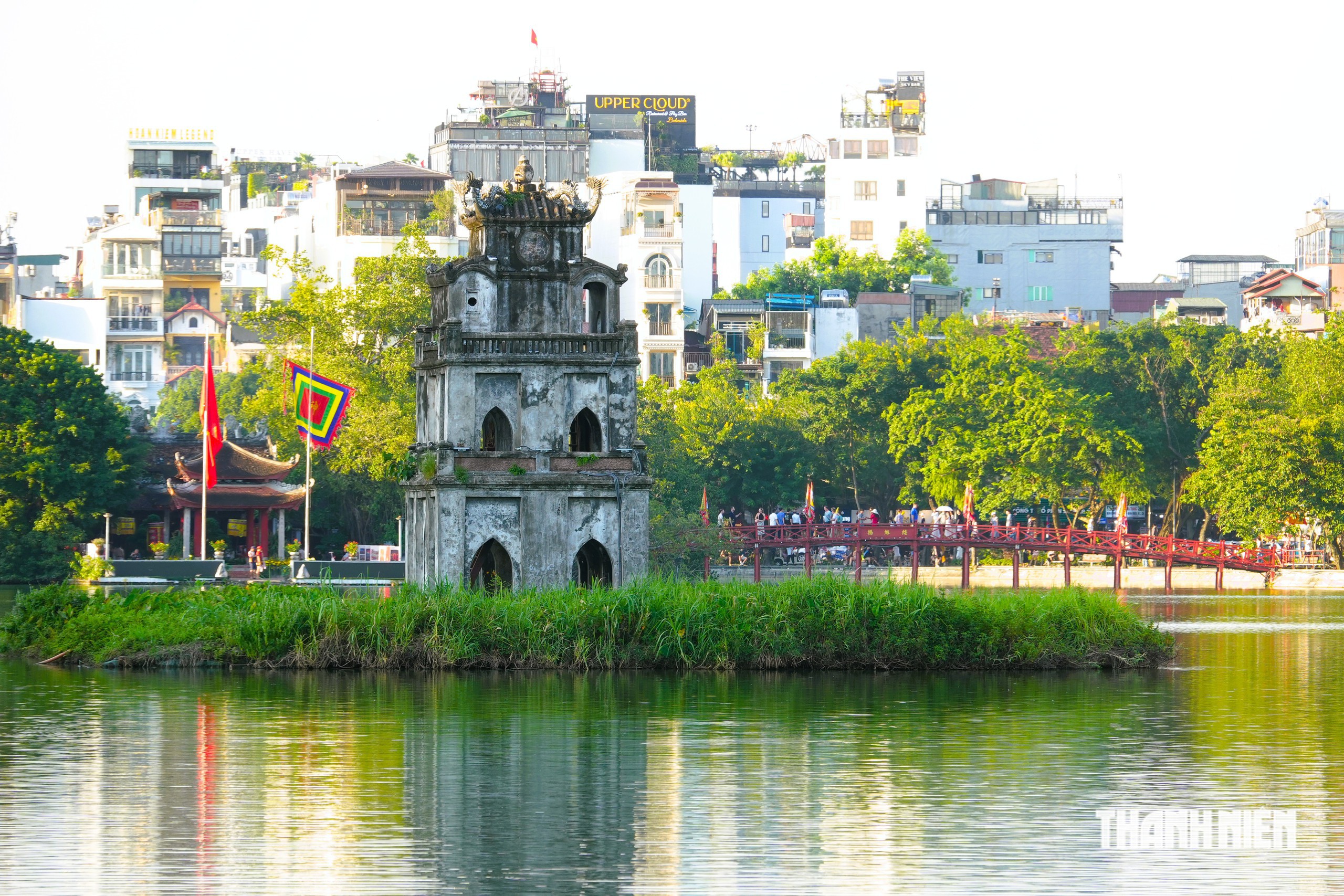 Hồ Gươm mùa thu đông nghẹt du khách - Ảnh 2.
