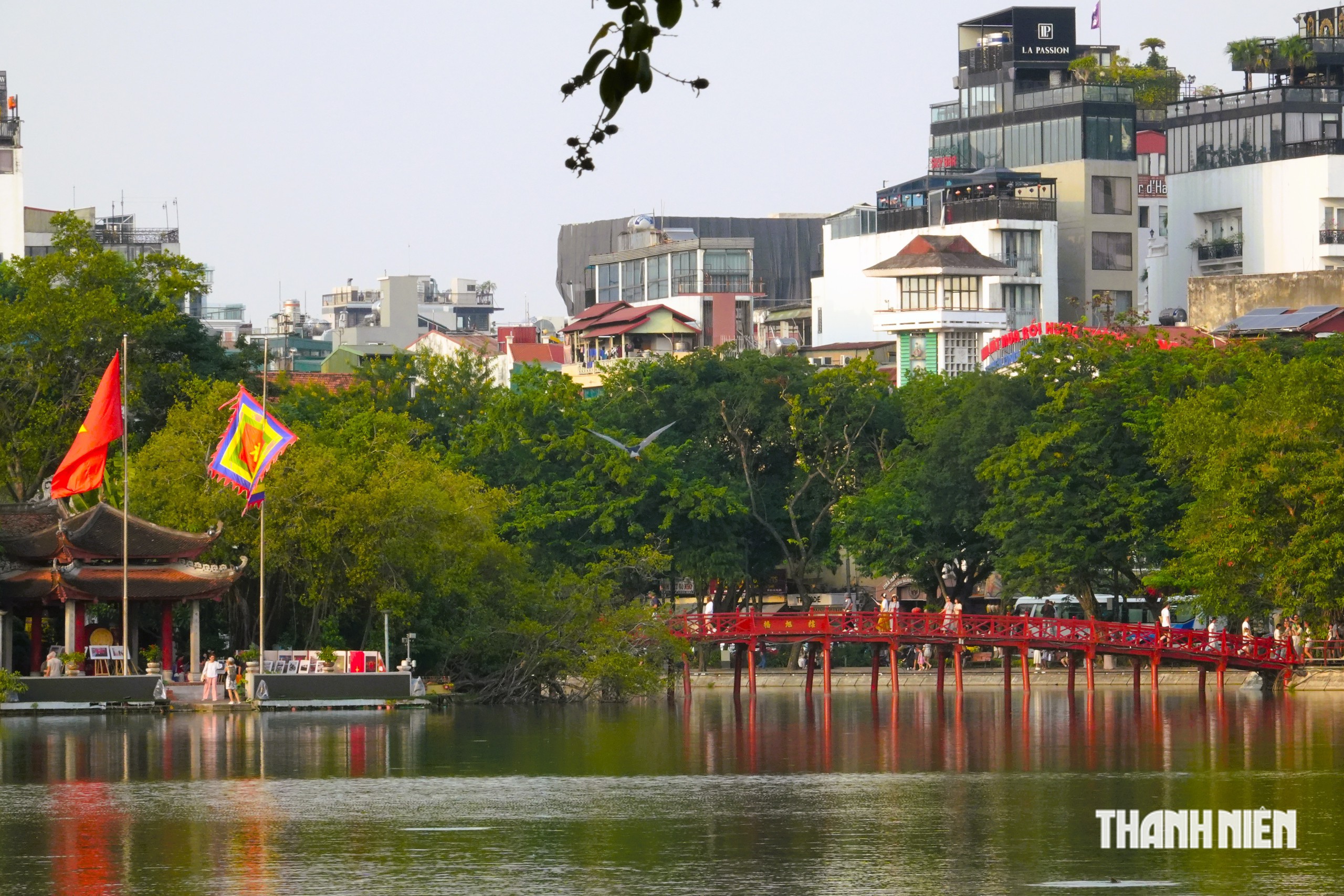 Hồ Gươm mùa thu đông nghẹt du khách - Ảnh 18.