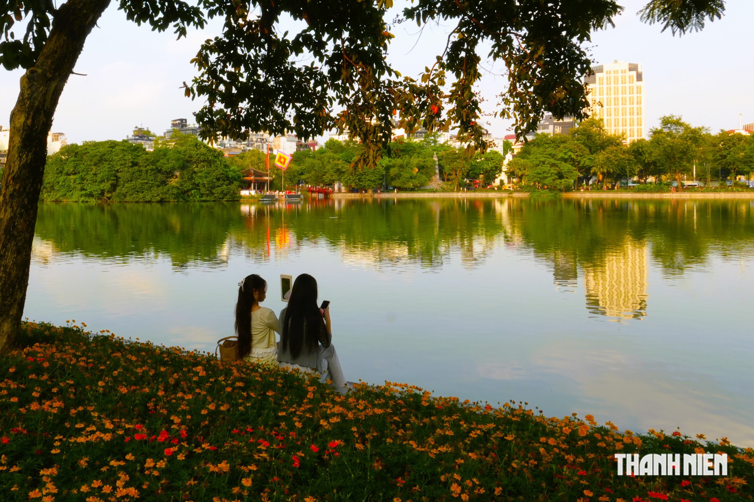 Hồ Gươm mùa thu đông nghẹt du khách - Ảnh 16.