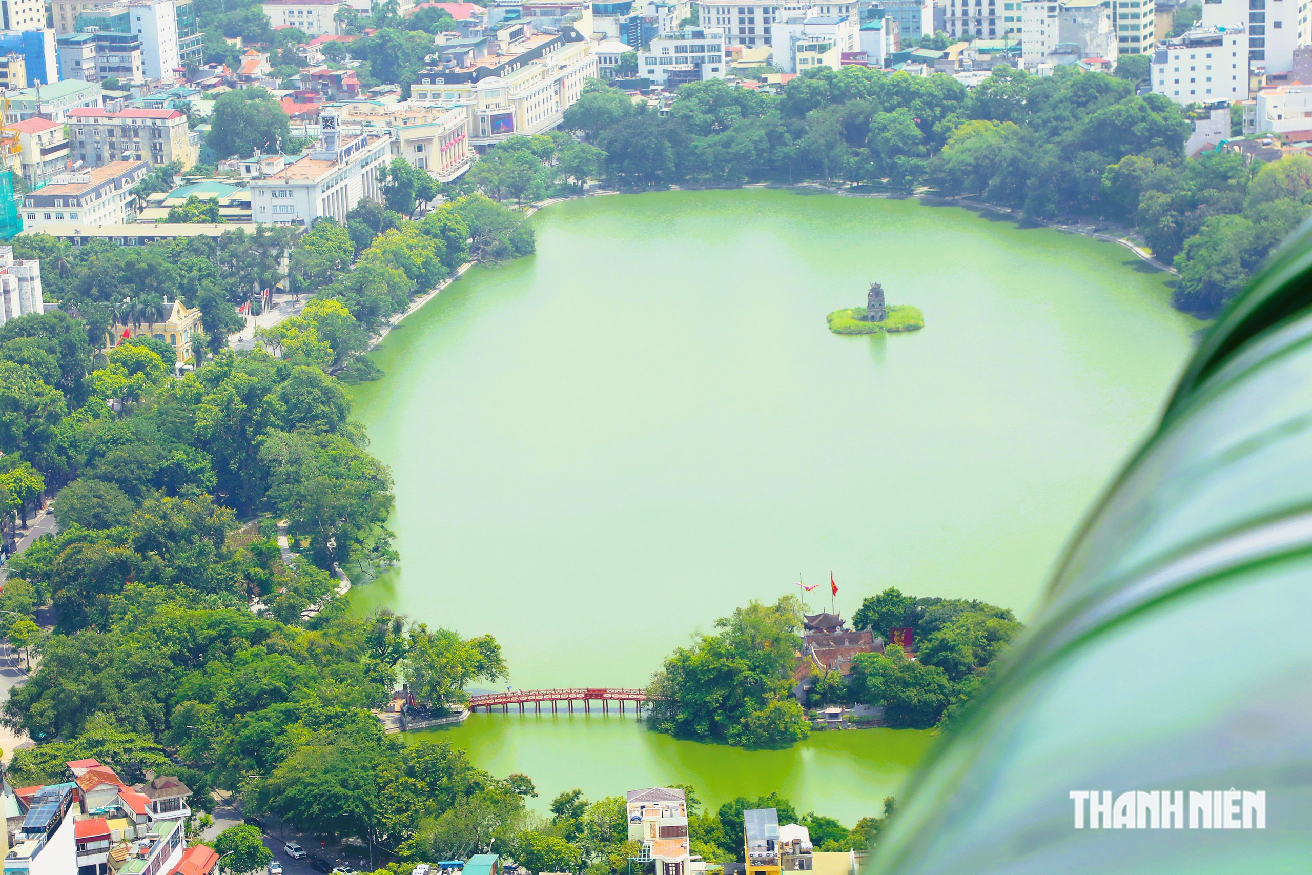 Hồ Gươm mùa thu đông nghẹt du khách - Ảnh 1.