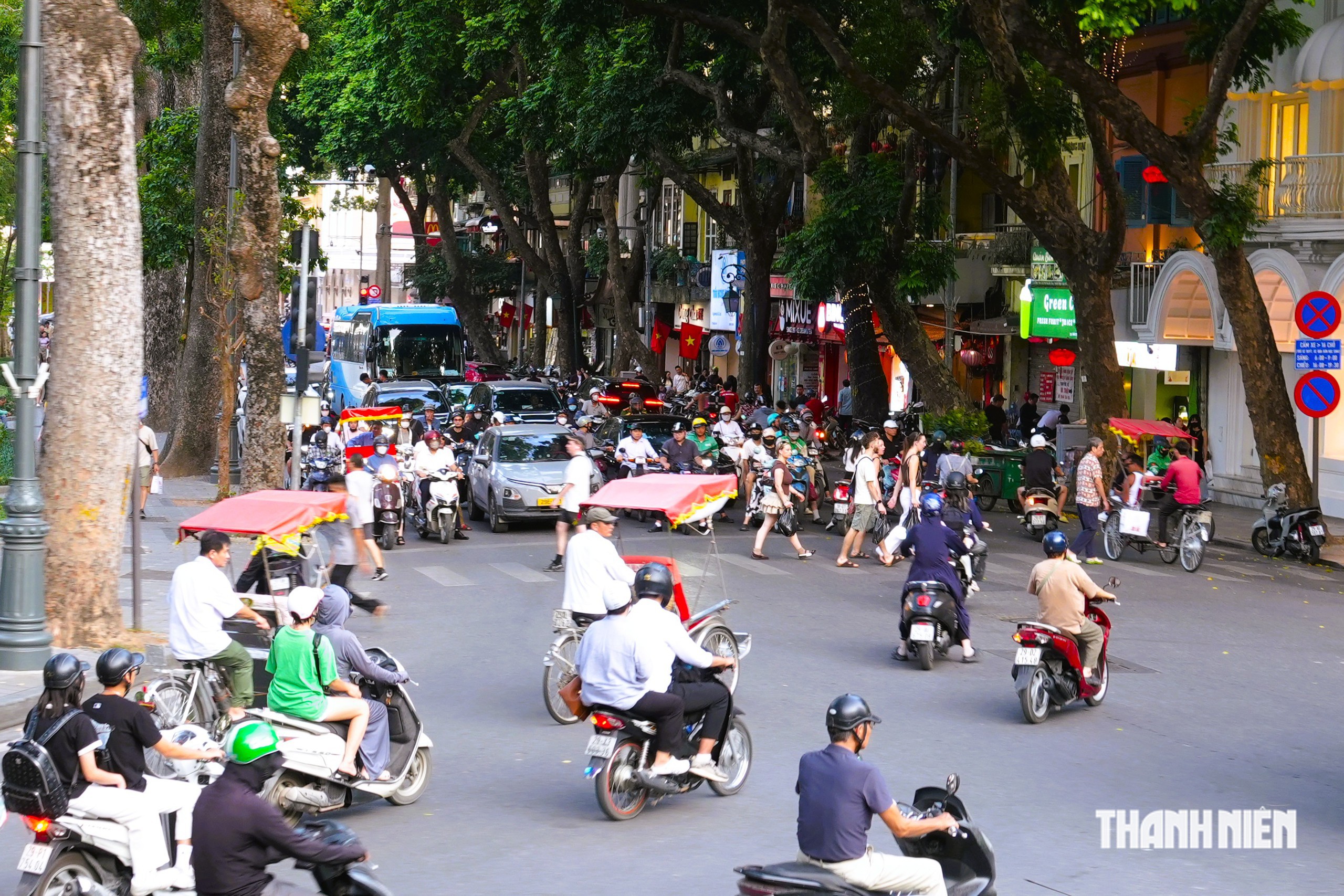 Hồ Gươm mùa thu đông nghẹt du khách - Ảnh 6.