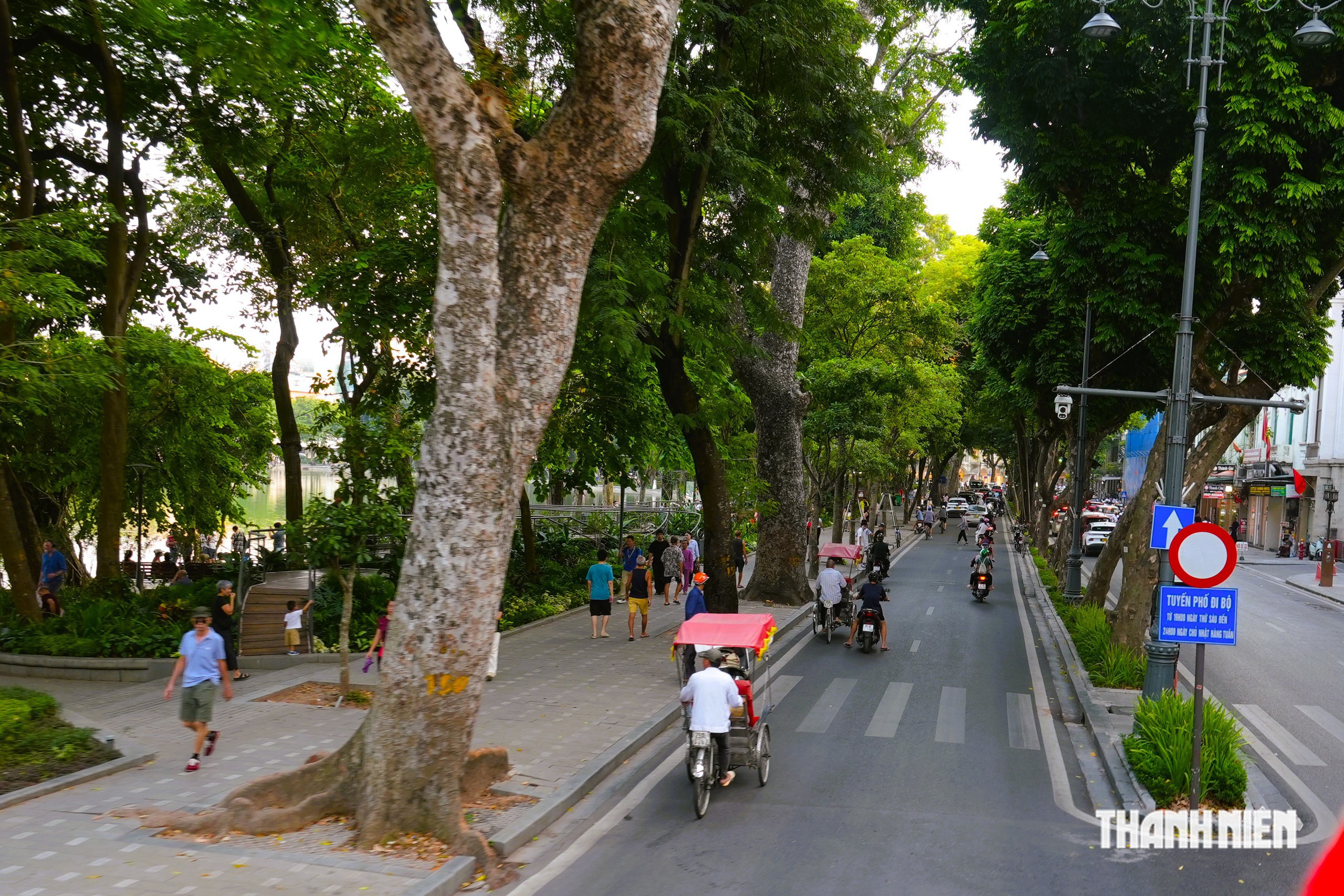 Hồ Gươm mùa thu đông nghẹt du khách - Ảnh 23.