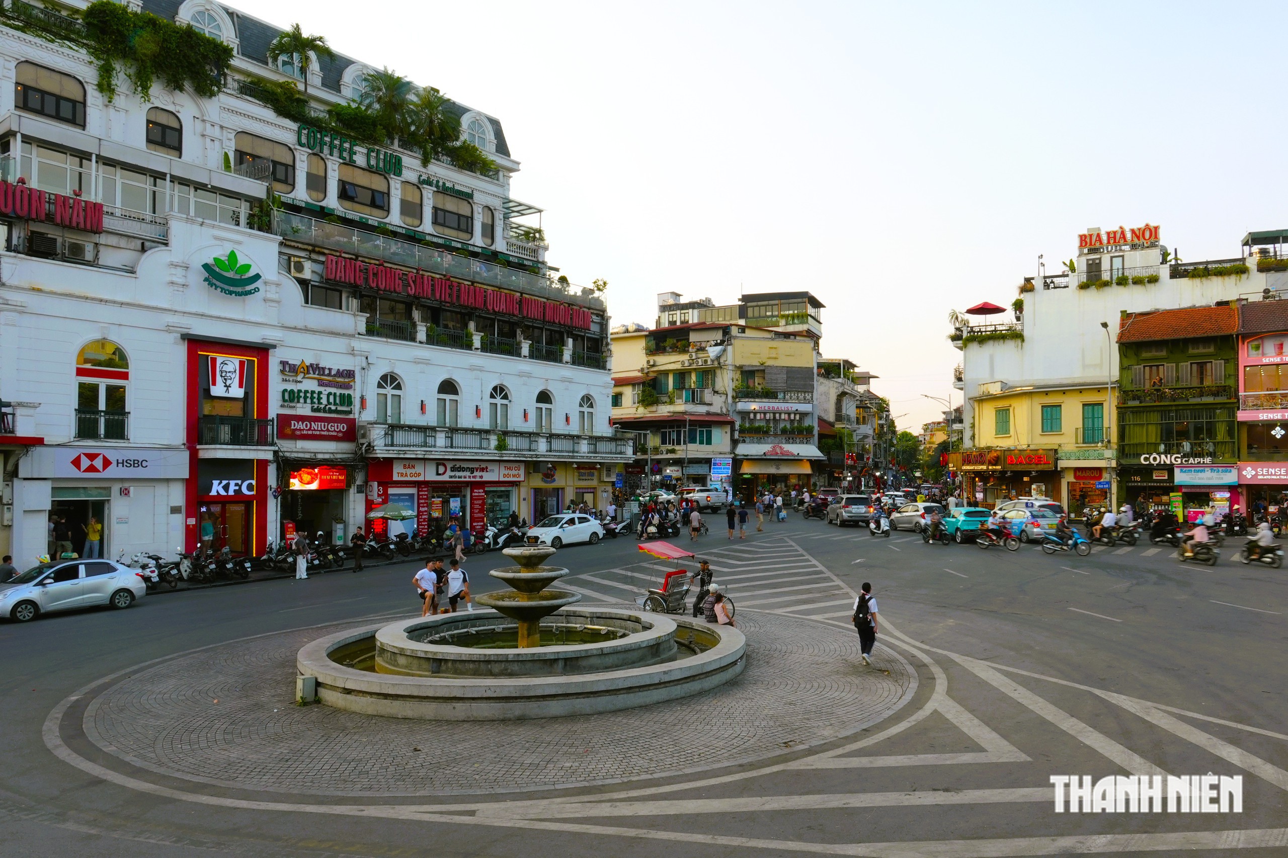 Hồ Gươm mùa thu đông nghẹt du khách - Ảnh 24.