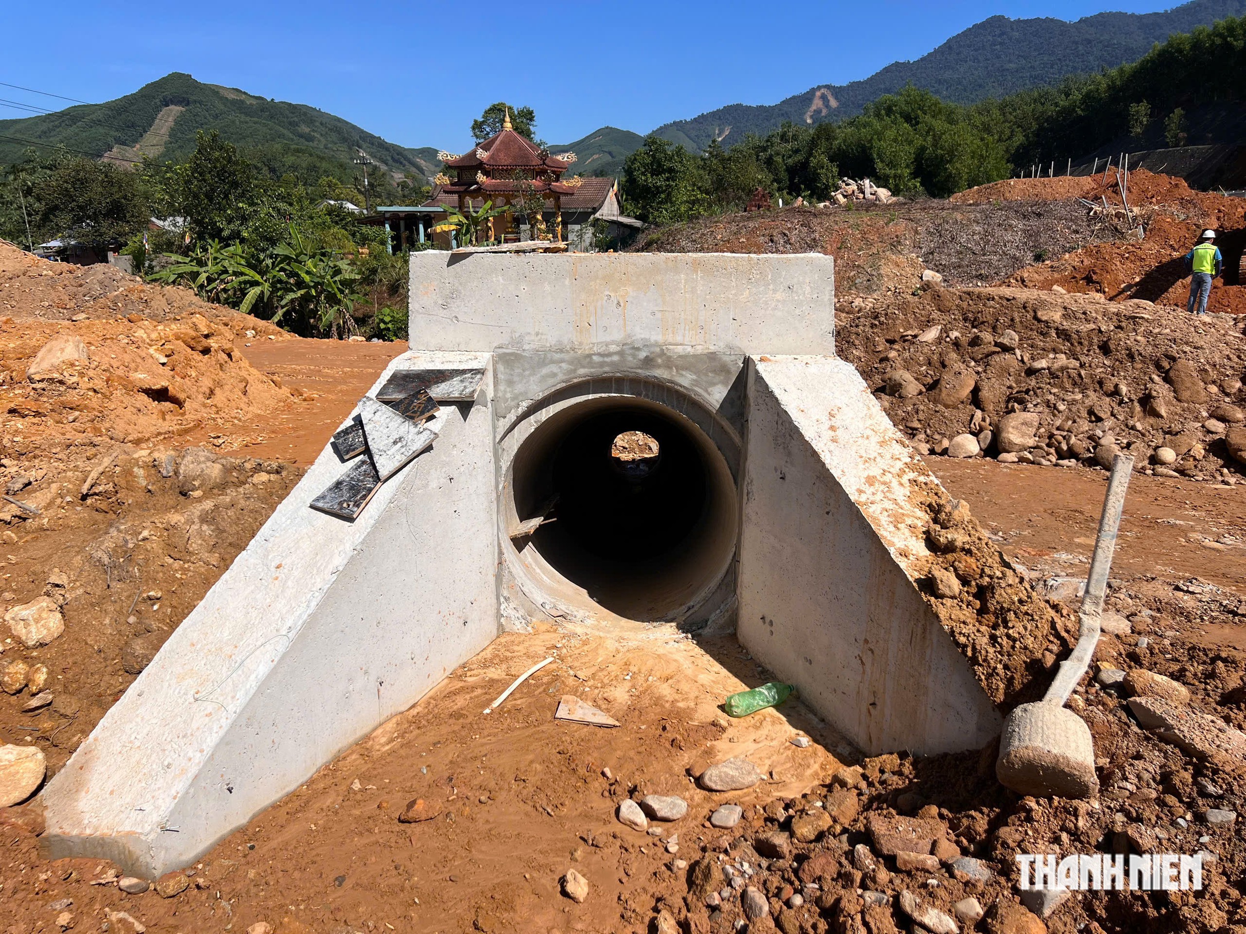 Cận cảnh nút giao mới thay thế vị trí sạt lở trên cao tốc La Sơn - Hòa Liên- Ảnh 2.