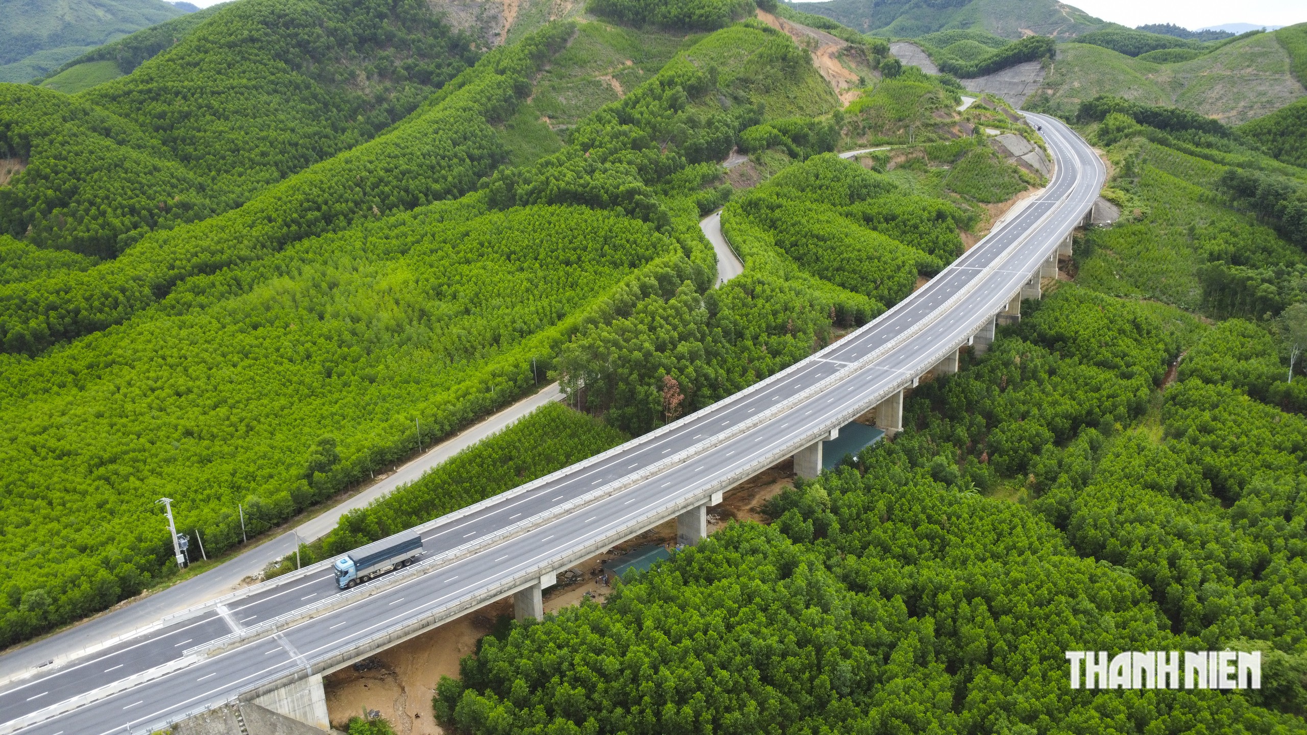 Cận cảnh nút giao mới thay thế vị trí sạt lở trên cao tốc La Sơn - Hòa Liên- Ảnh 8.