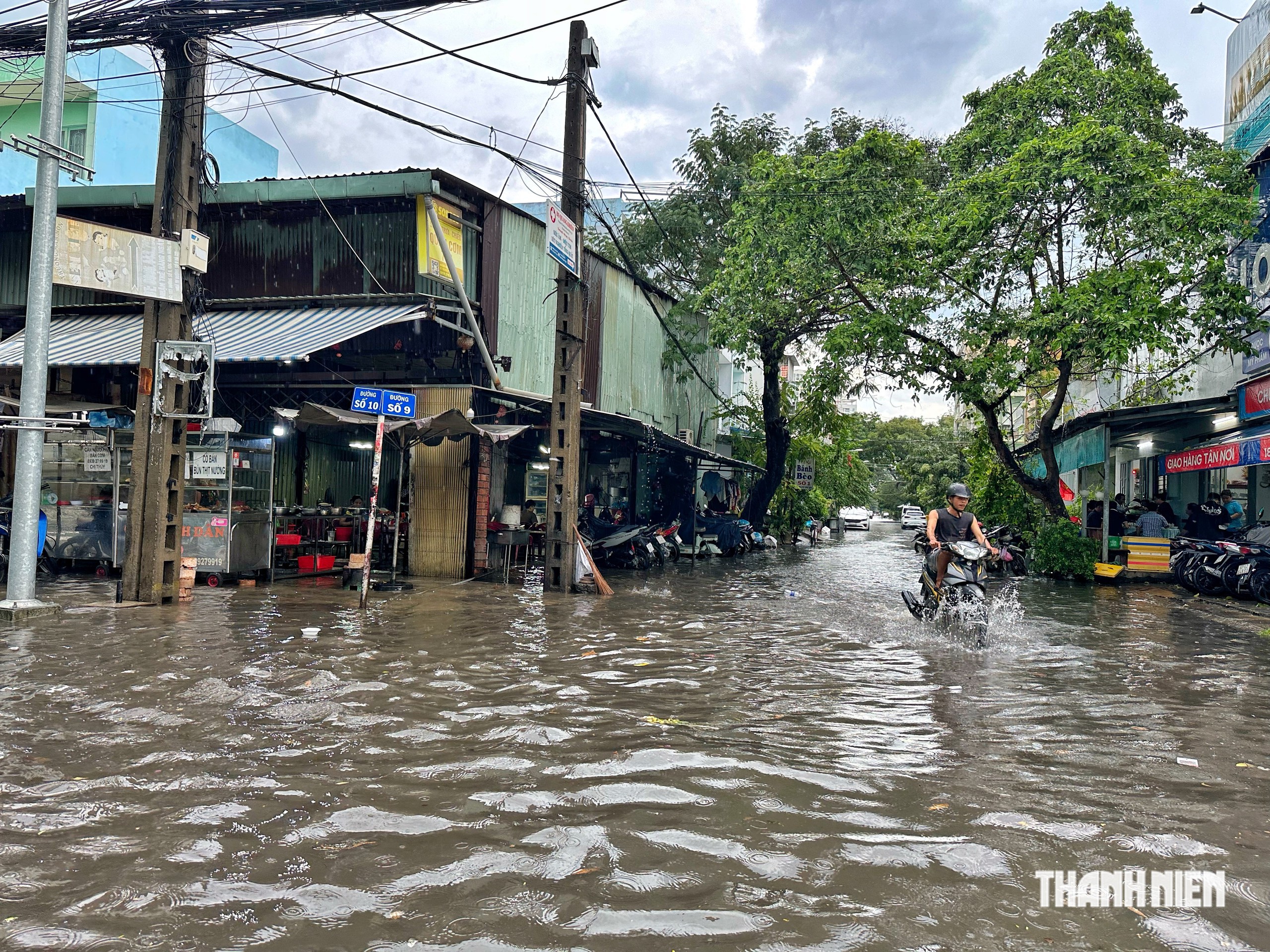 Mưa lớn ở TP.HCM chiều 31.10: Quốc lộ 50 ngập sâu, khu dân cư Bình Hưng mênh mông nước- Ảnh 4.