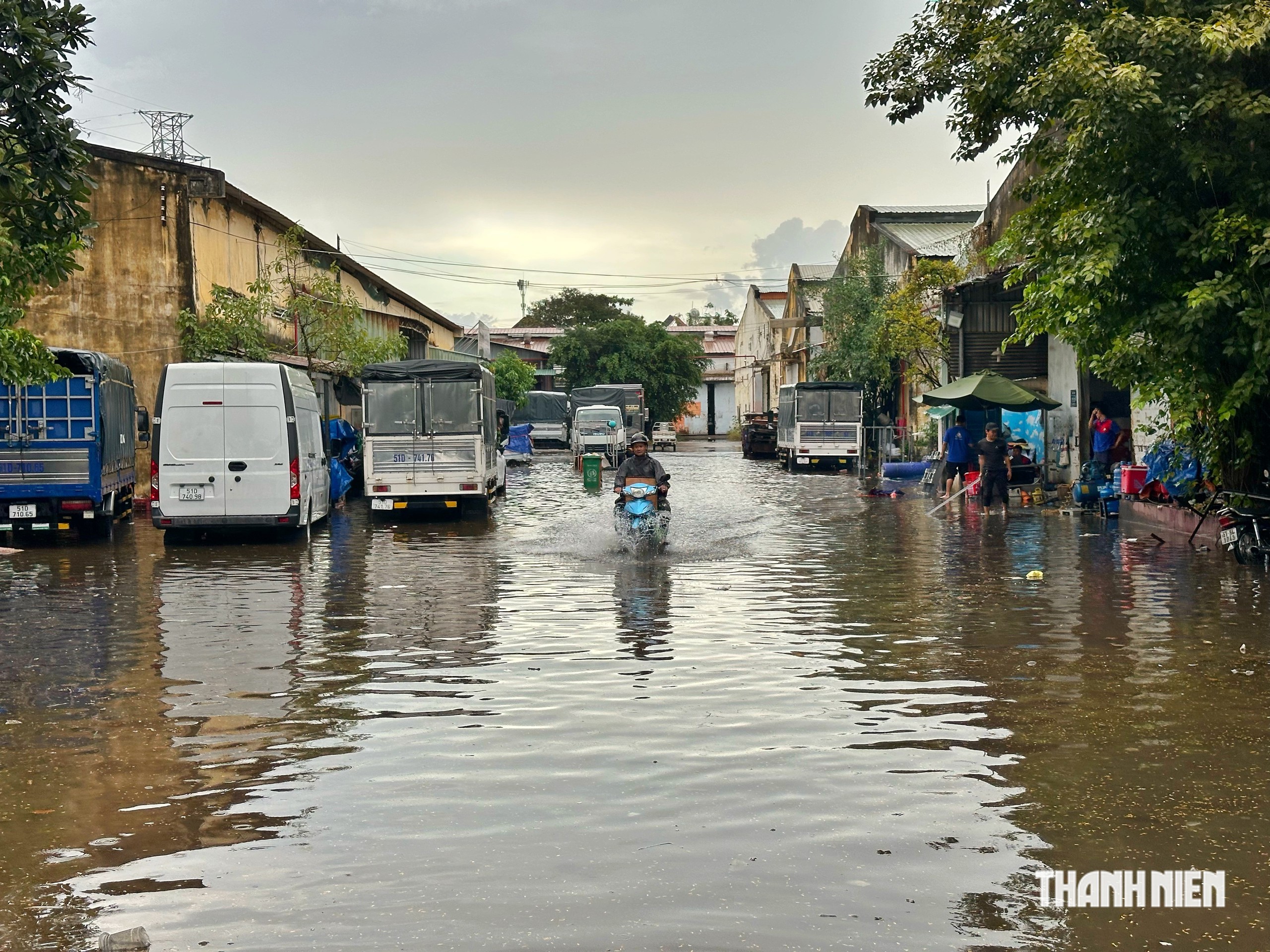 Mưa lớn ở TP.HCM chiều 31.10: Quốc lộ 50 ngập sâu, khu dân cư Bình Hưng mênh mông nước- Ảnh 8.