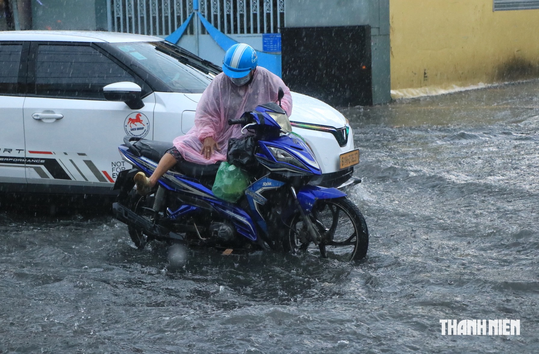 Mưa lớn ở TP.HCM chiều 31.10: Quốc lộ 50 ngập sâu, khu dân cư Bình Hưng mênh mông nước- Ảnh 7.
