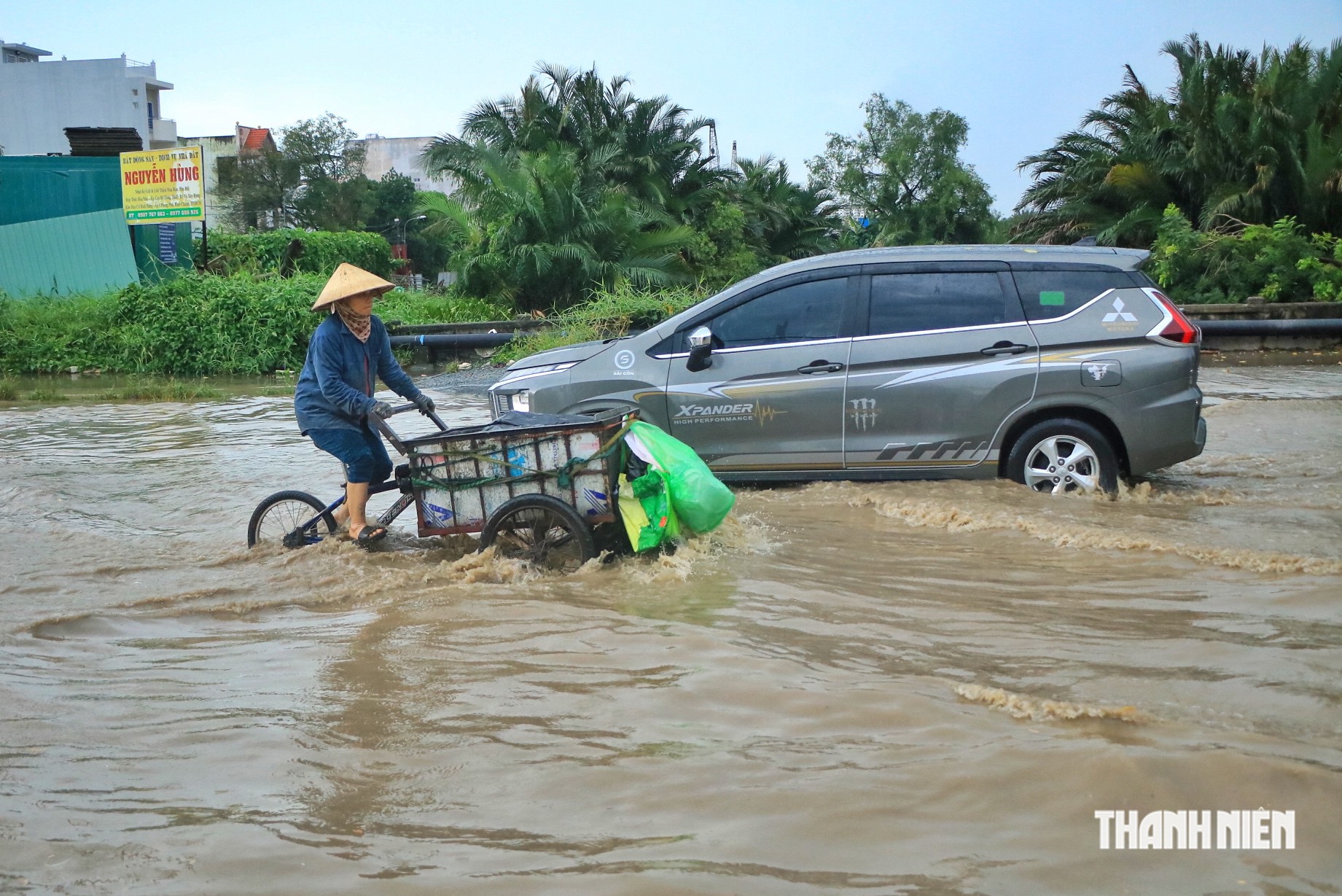 Mưa lớn ở TP.HCM chiều 31.10: Quốc lộ 50 ngập sâu, khu dân cư Bình Hưng mênh mông nước- Ảnh 11.