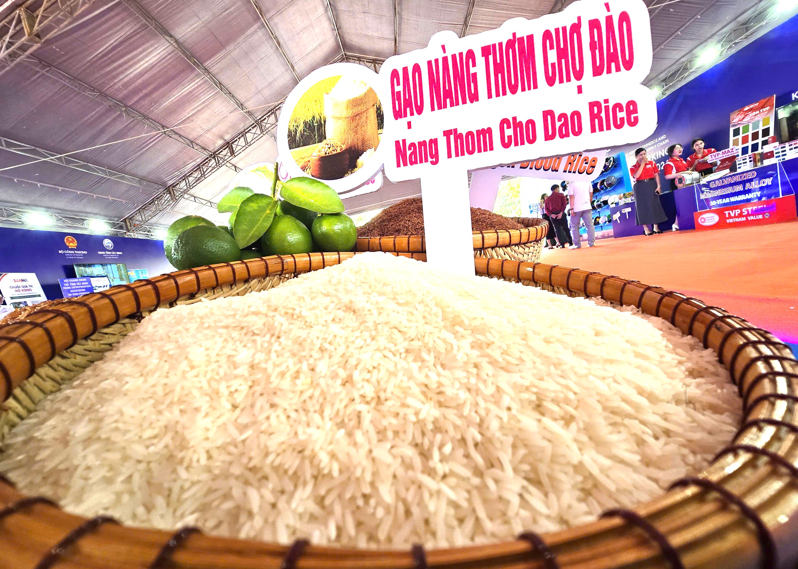 Hàng Tây Ninh ra thế giới, sức mua trong tỉnh tăng mạnh - Ảnh 2.