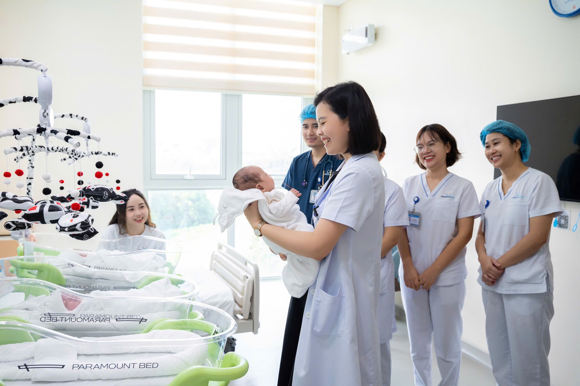Ca sinh ba chào đời cách nhau 36 tiếng - Ảnh 1.
