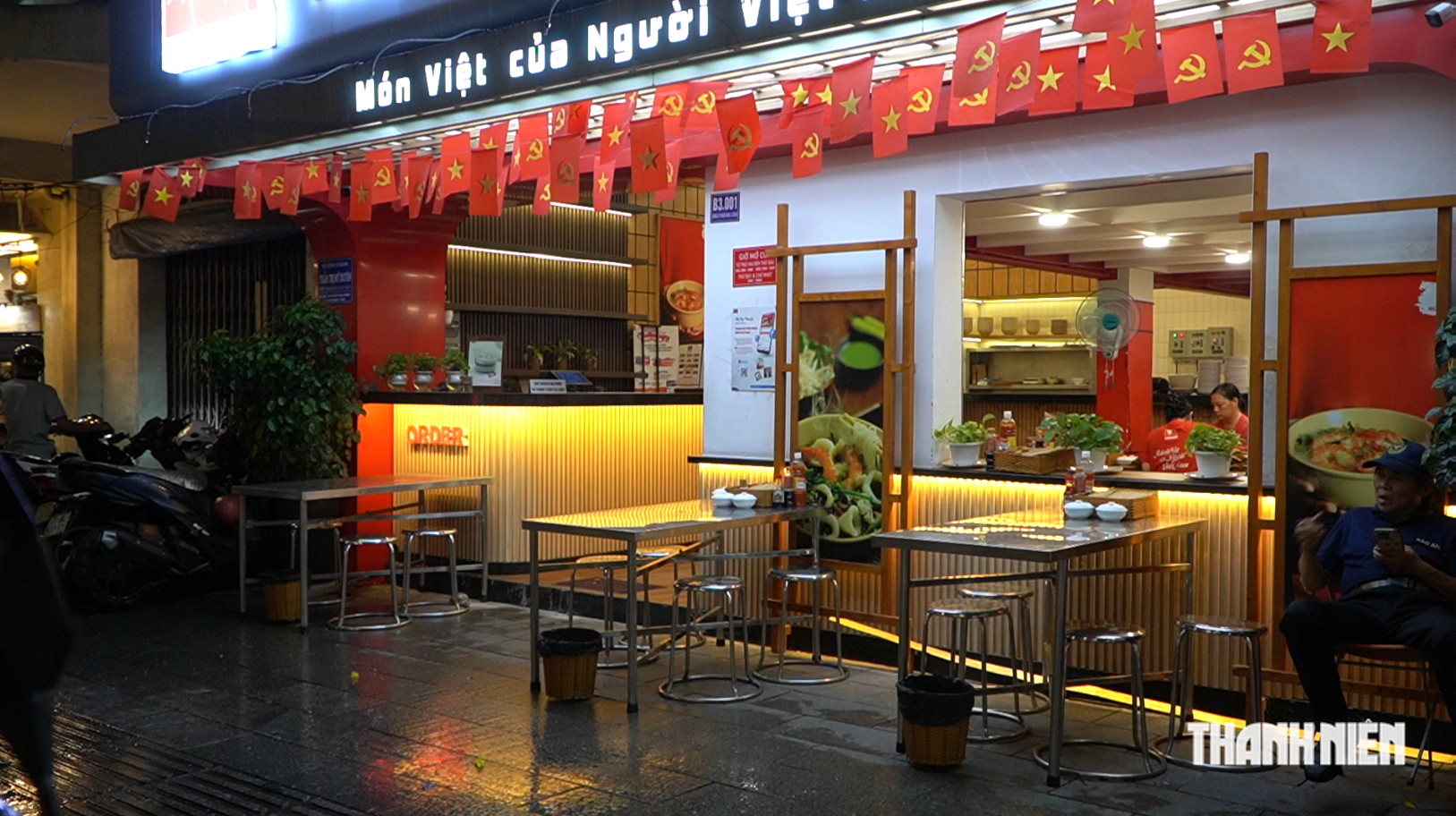 Mưa tạnh, đường hết ngập: V&igrave; sao phố ẩm thực Phan X&iacute;ch Long vẫn vắng kh&aacute;ch? - Ảnh 1.