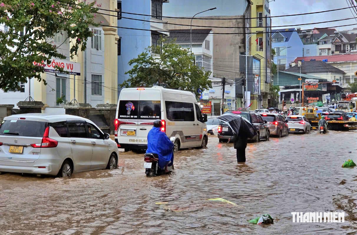 Mưa lớn ở Đà Lạt, ô tô chết máy vì nước suối dâng cao- Ảnh 2.