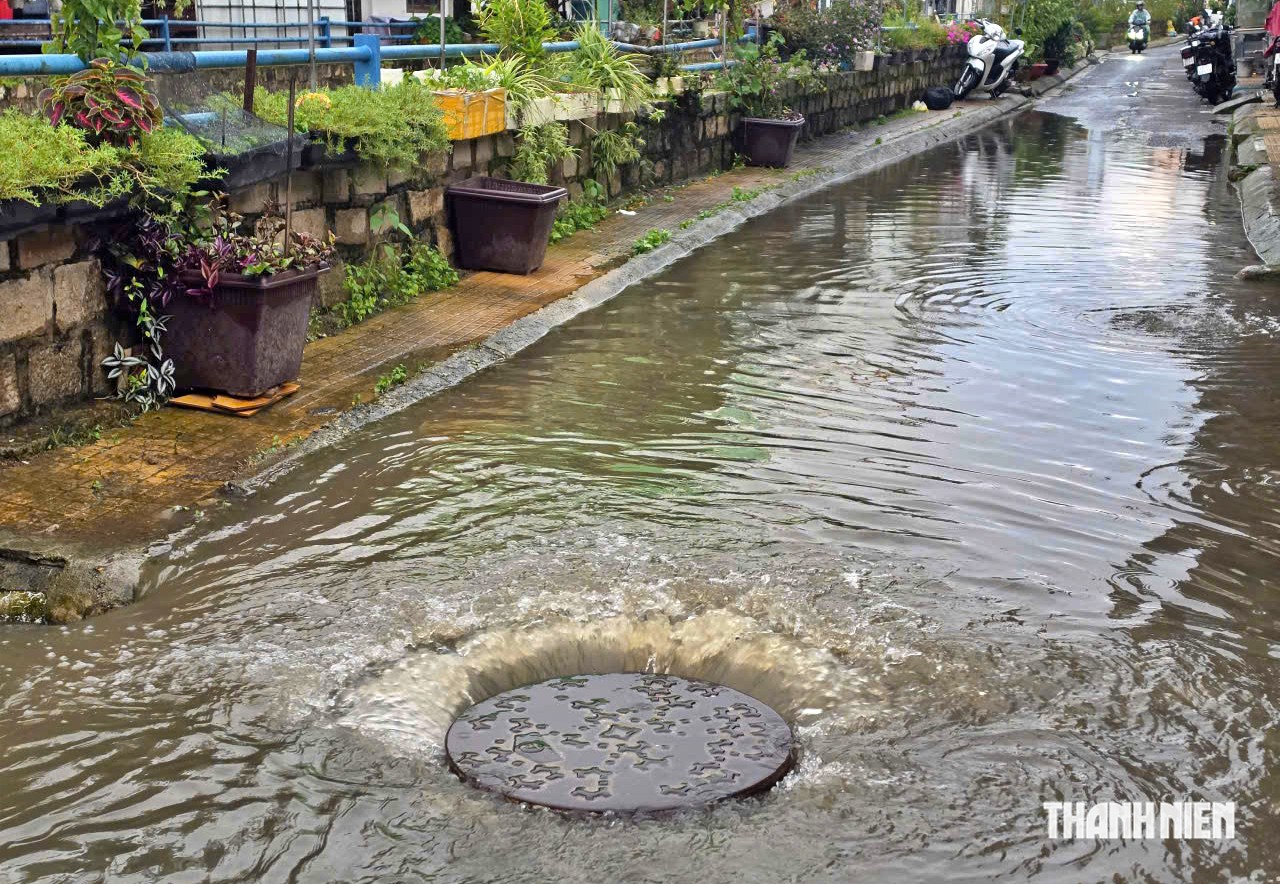 Mưa lớn ở Đà Lạt, ô tô chết máy vì nước suối dâng cao- Ảnh 8.