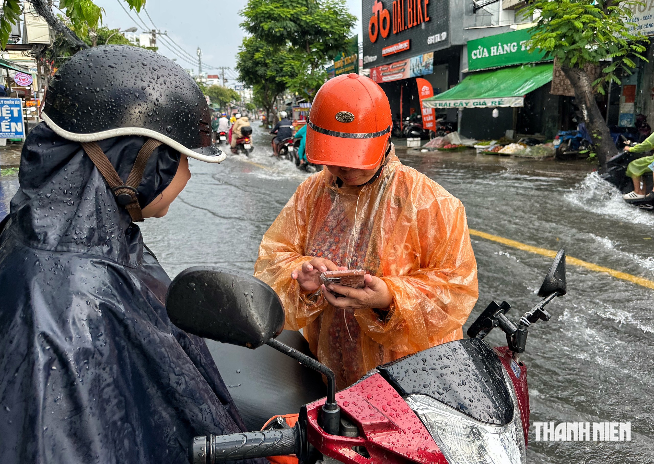 Mưa lớn chiều nay, đường TP.HCM ngập sâu: Xe chết máy, shipper phải tắt app- Ảnh 5.