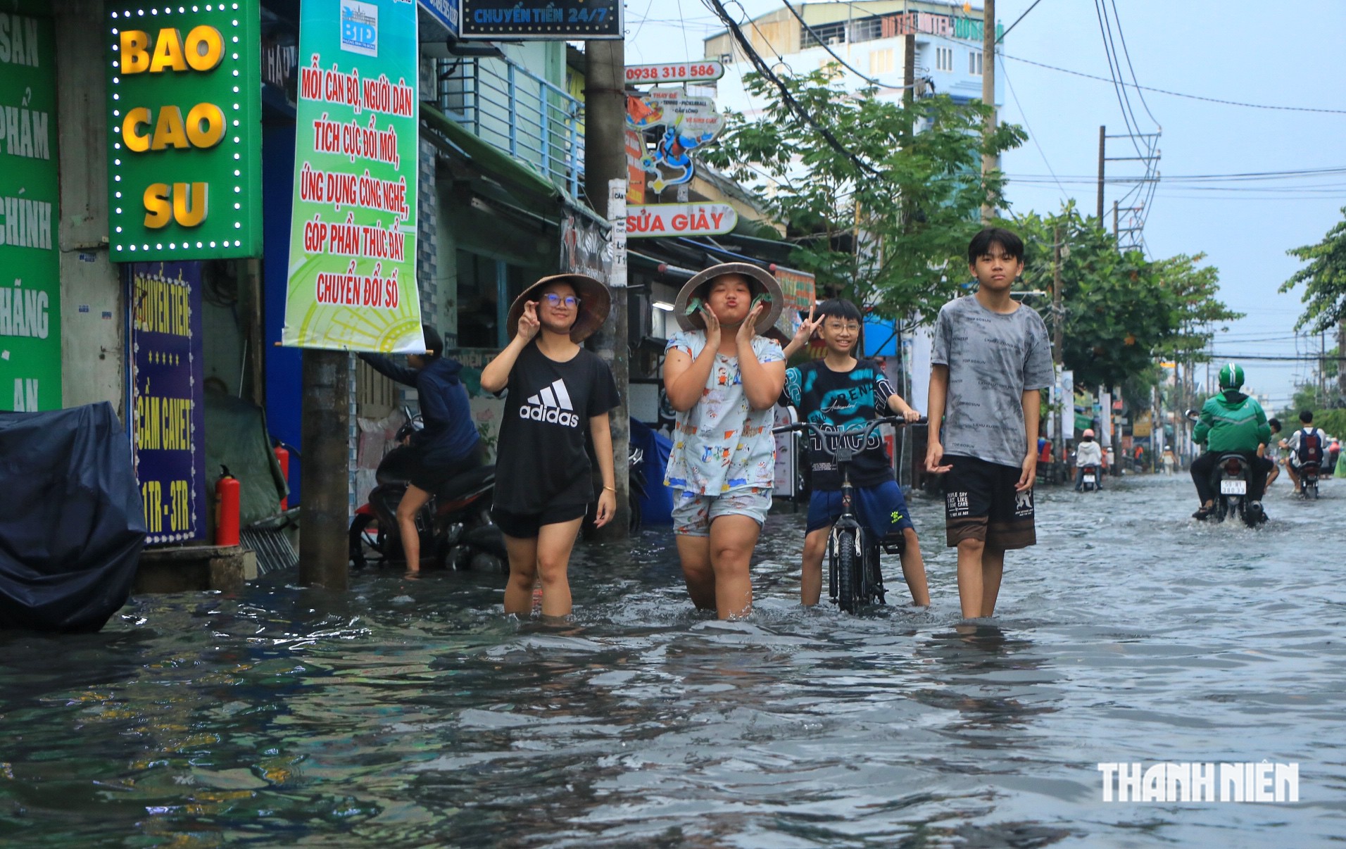 'Mắc kẹt' giữa 'biển nước' đường Mã Lò TP.HCM chiều nay: 'Không biết làm sao về nhà!' - Ảnh 5.