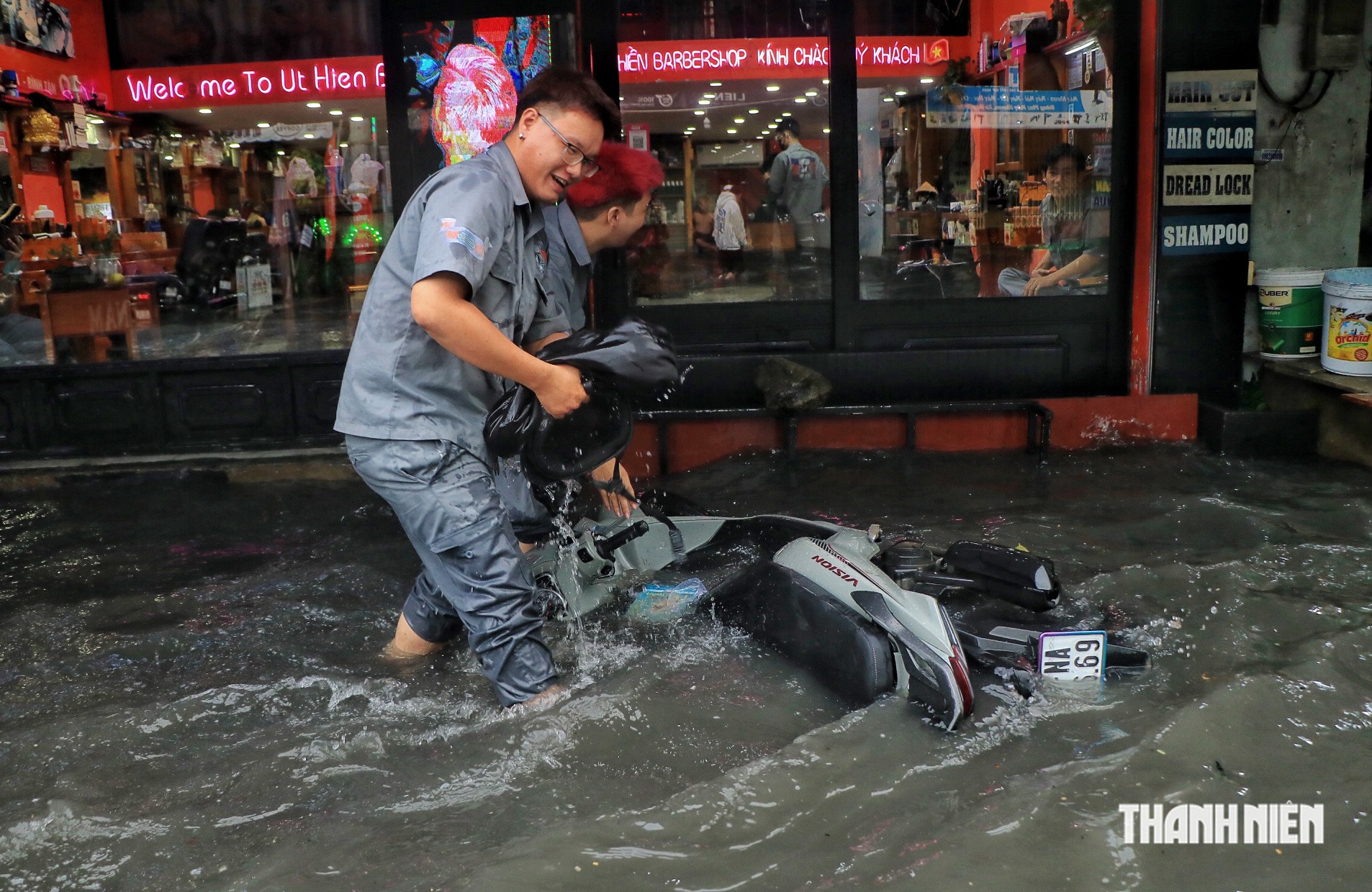 'Mắc kẹt' giữa 'biển nước' đường Mã Lò TP.HCM chiều nay: 'Không biết làm sao về nhà!' - Ảnh 1.