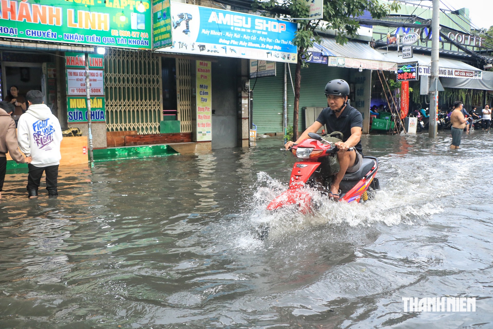 'Mắc kẹt' giữa 'biển nước' đường Mã Lò TP.HCM chiều nay: 'Không biết làm sao về nhà!' - Ảnh 6.