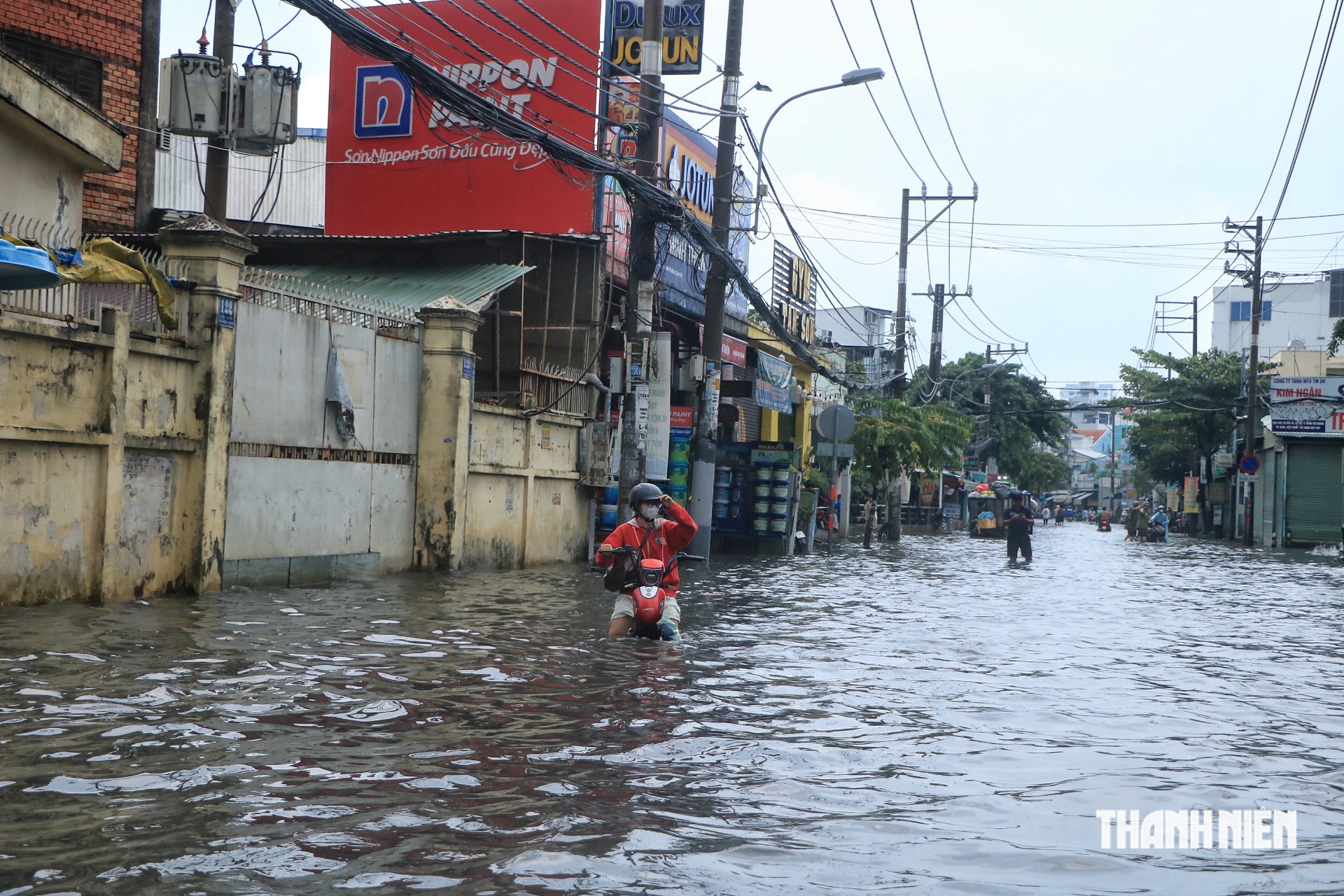 'Mắc kẹt' giữa 'biển nước' đường Mã Lò TP.HCM chiều nay: 'Không biết làm sao về nhà!' - Ảnh 3.