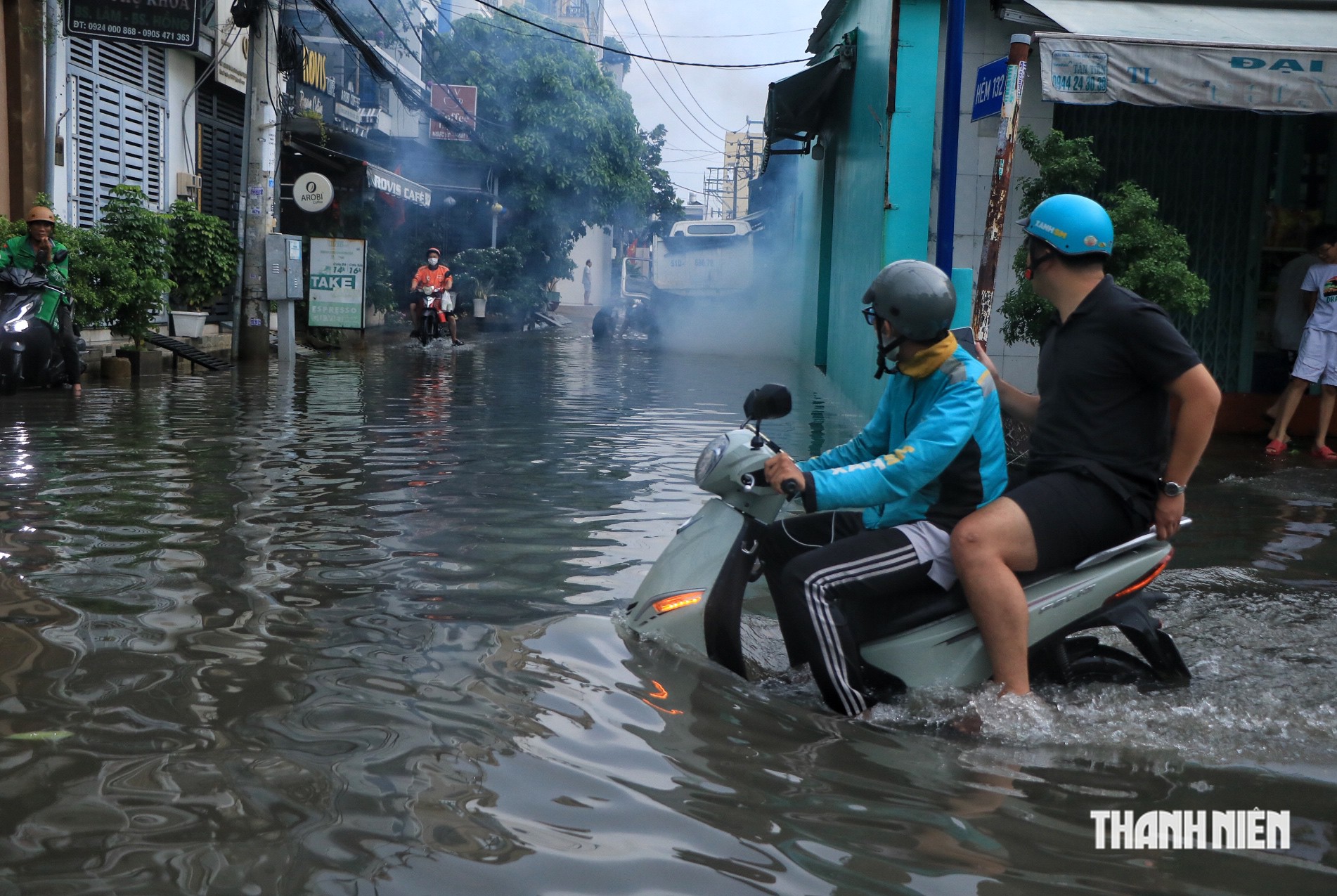 'Mắc kẹt' giữa 'biển nước' đường Mã Lò TP.HCM chiều nay: 'Không biết làm sao về nhà!' - Ảnh 8.