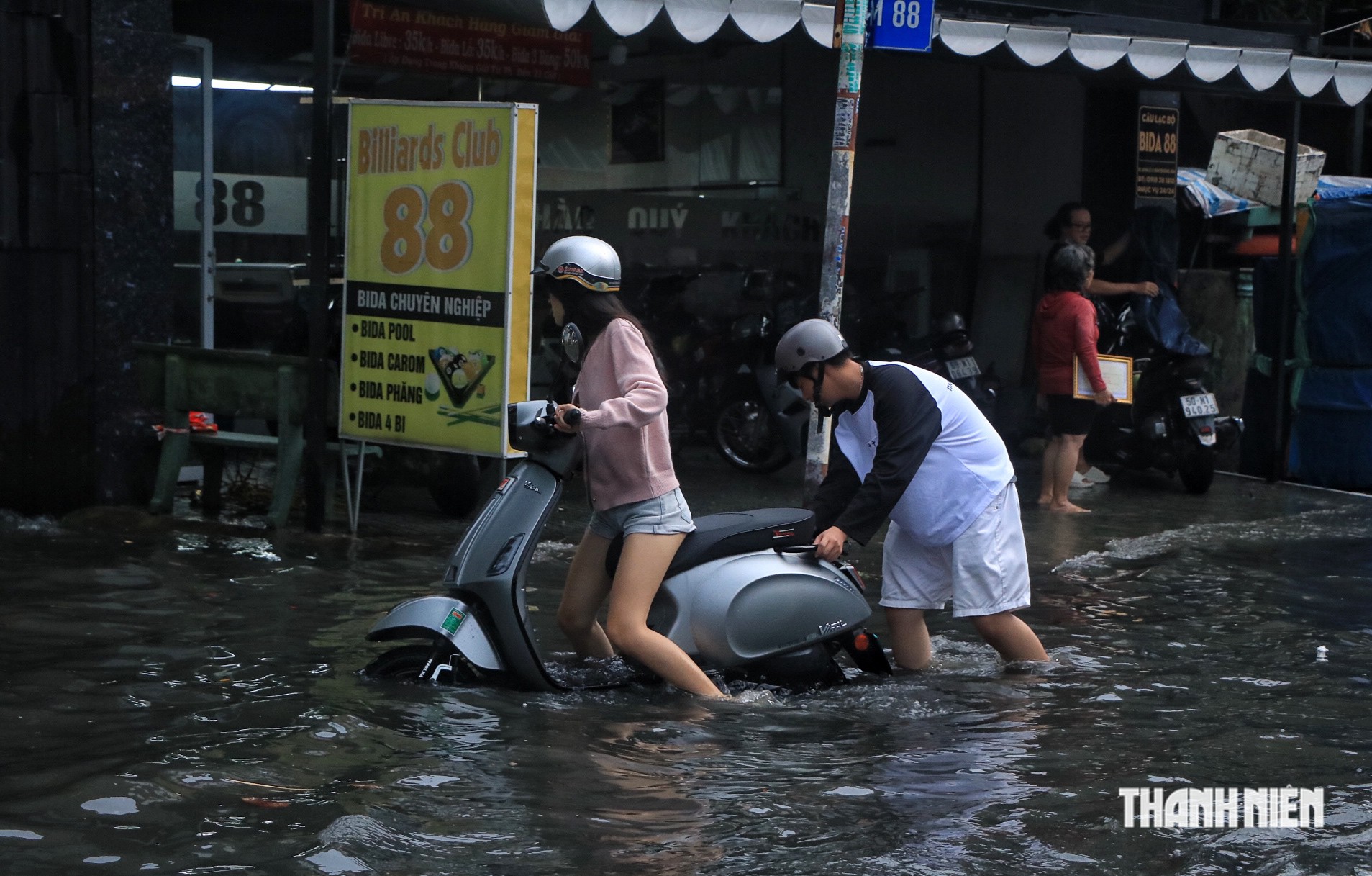 'Mắc kẹt' giữa 'biển nước' đường Mã Lò TP.HCM chiều nay: 'Không biết làm sao về nhà!' - Ảnh 10.