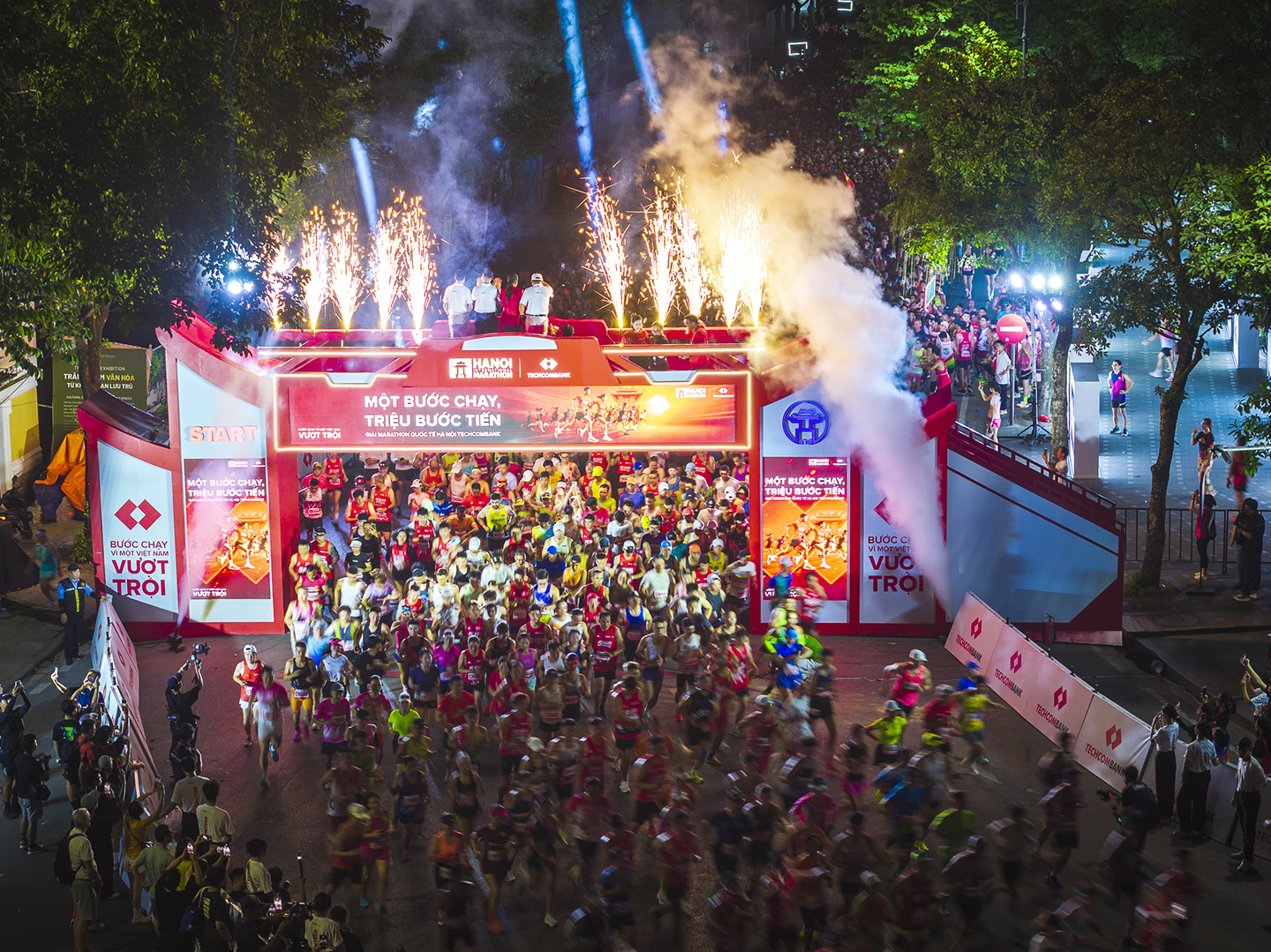 Bứt phá kỷ lục tại giải Marathon Quốc tế Hà Nội Techcombank Mùa thứ 5 - Ảnh 1.